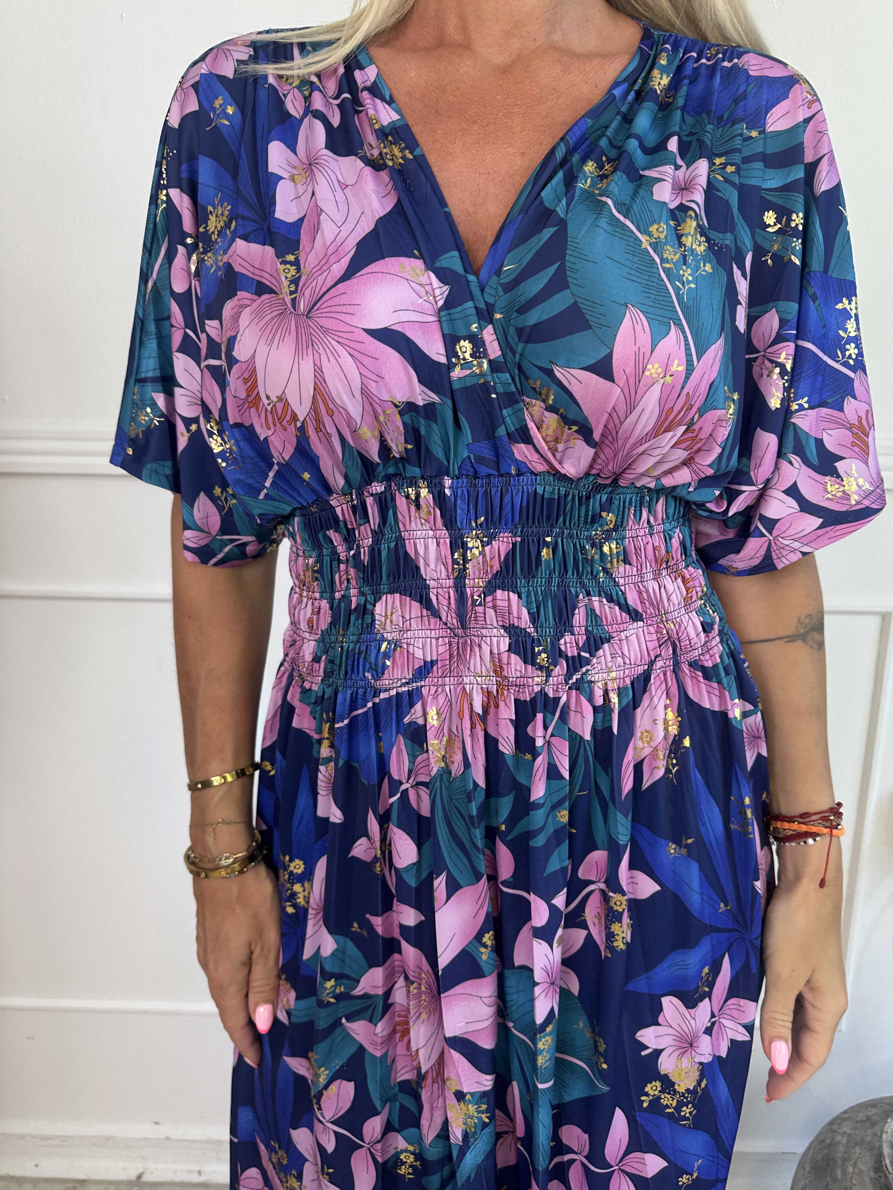 Pams New Leaf - Lang elastisk kjole med blomsterprint og guld detaljer