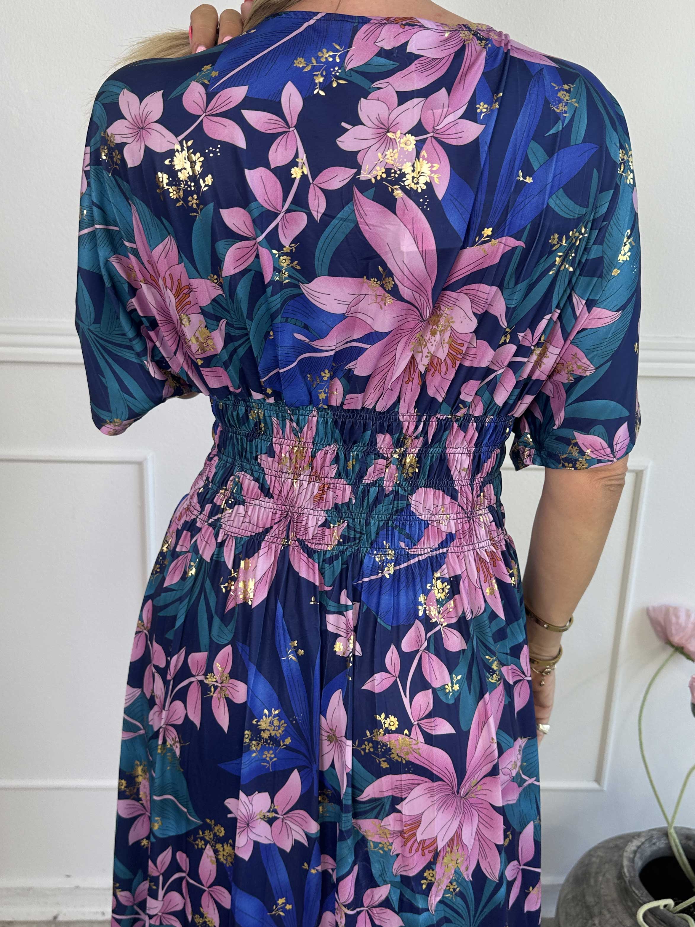 Pams New Leaf - Lang elastisk kjole med blomsterprint og guld detaljer