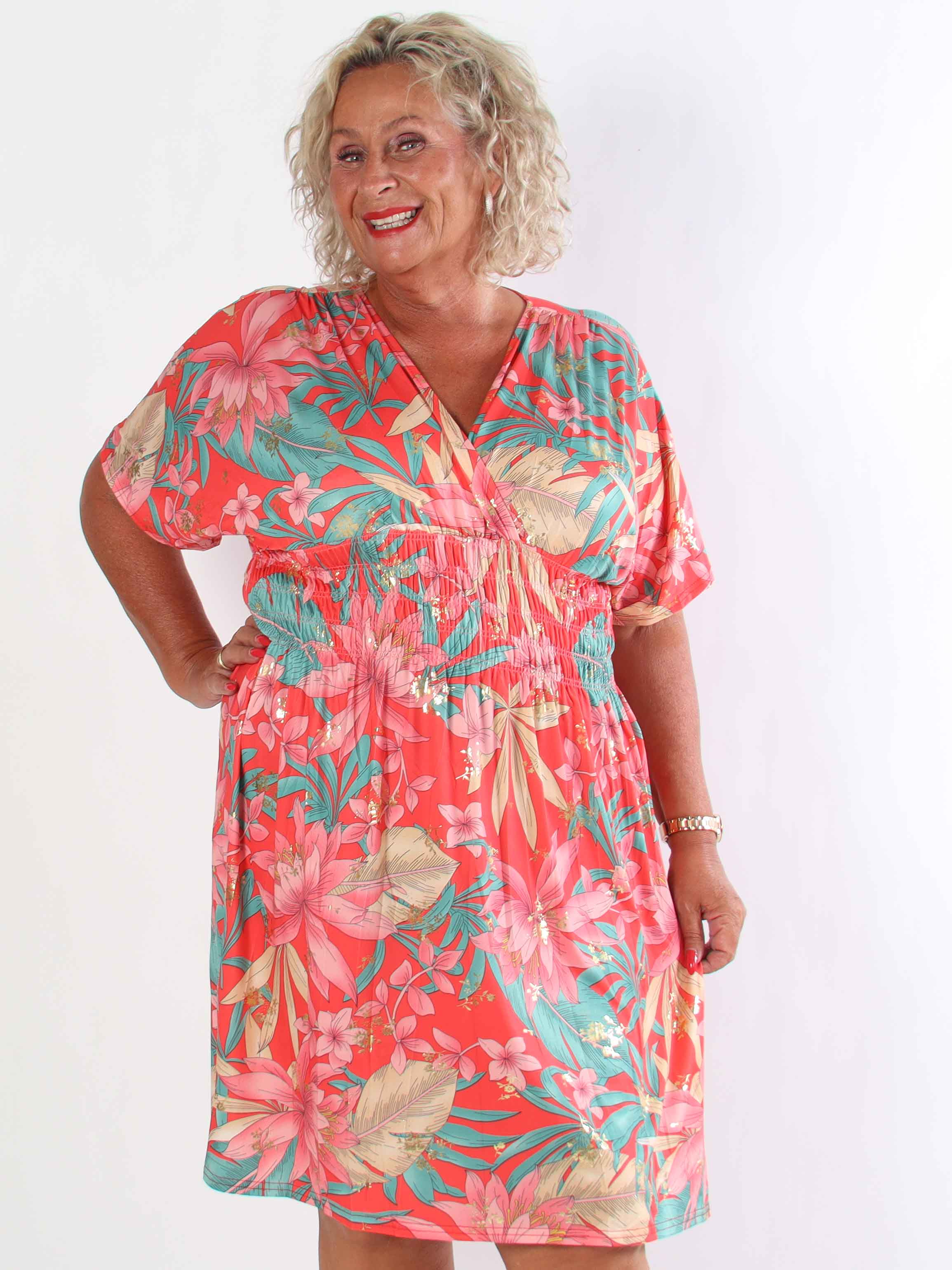 Pams New Leaf Short - Plus size kjole med farvet blomsterprint og guld detaljer