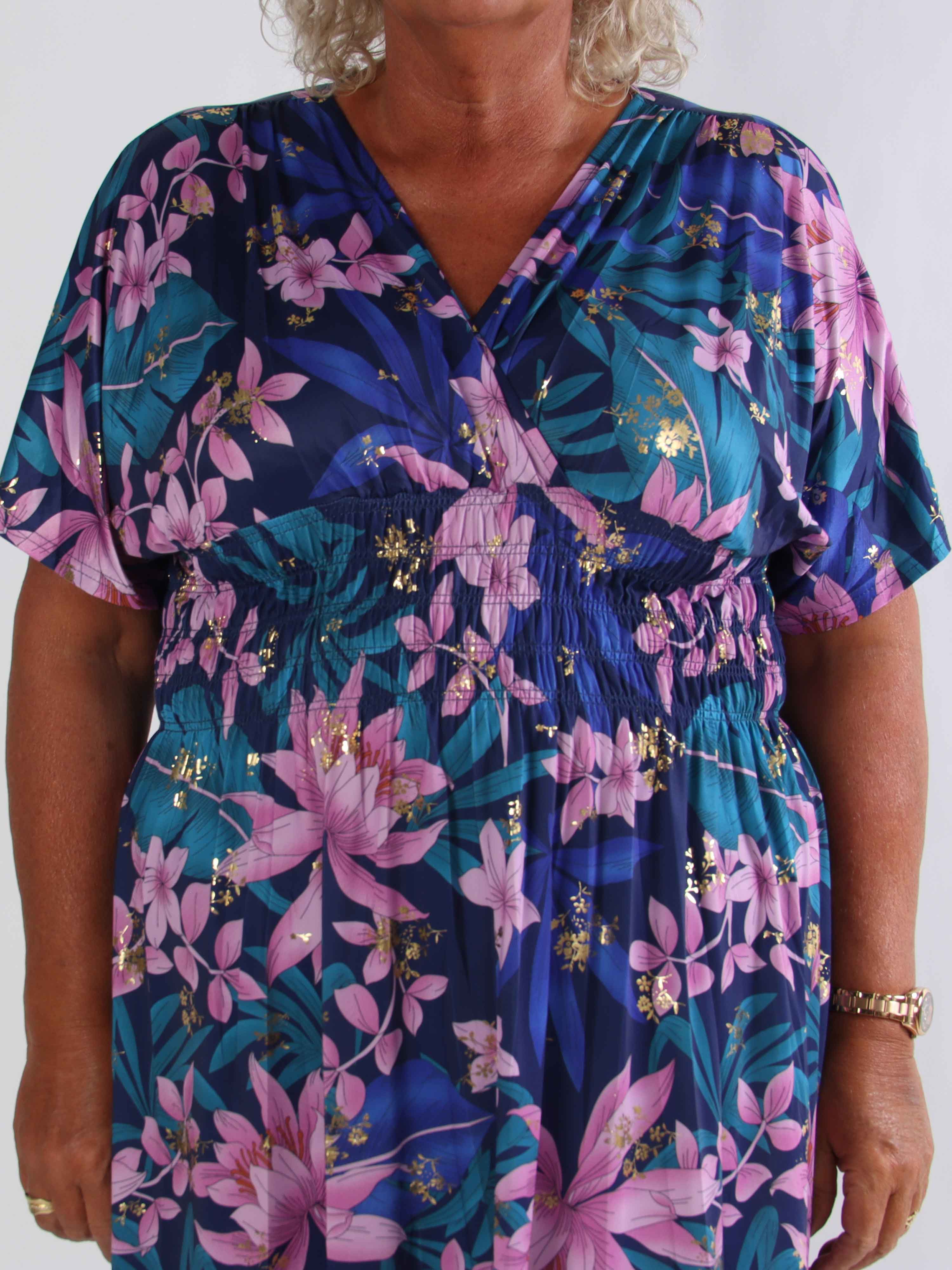 Pams New Leaf Short - Plus size kjole med farvet blomsterprint og guld detaljer