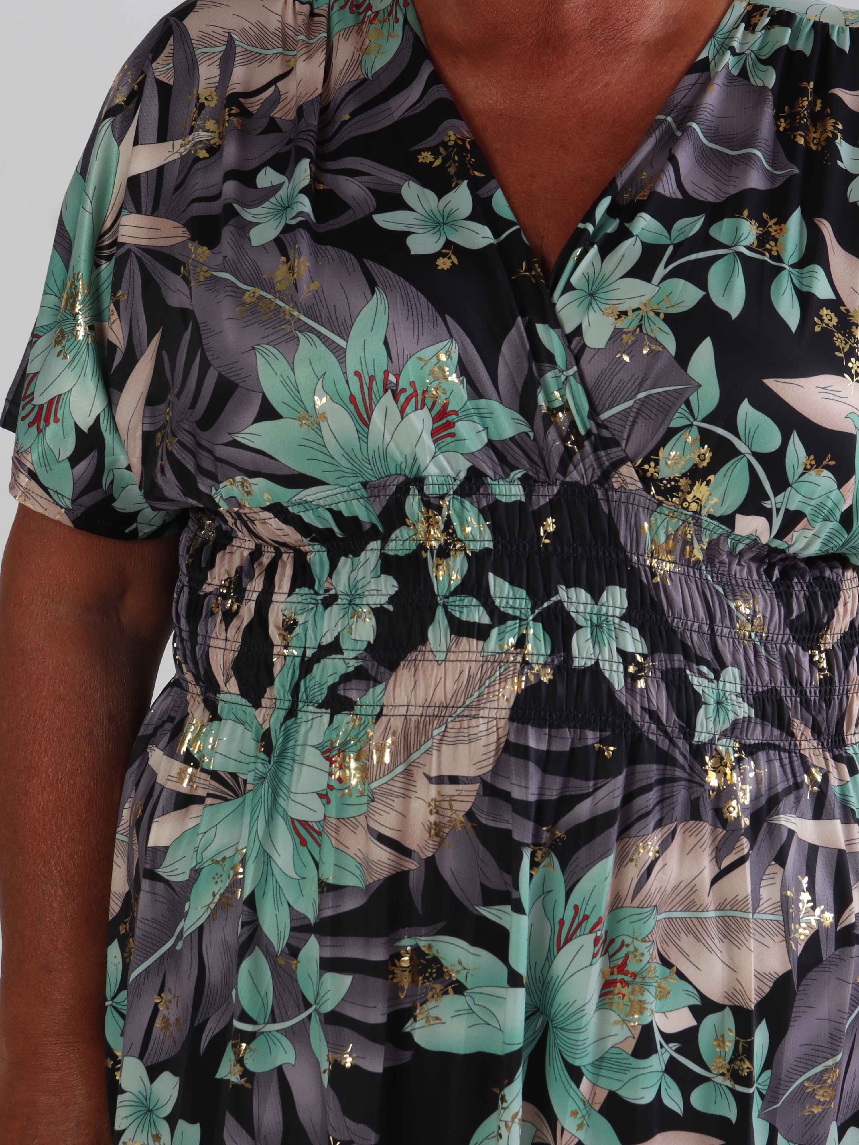 Pams New Leaf Short - Plus size kjole med farvet blomsterprint og guld detaljer