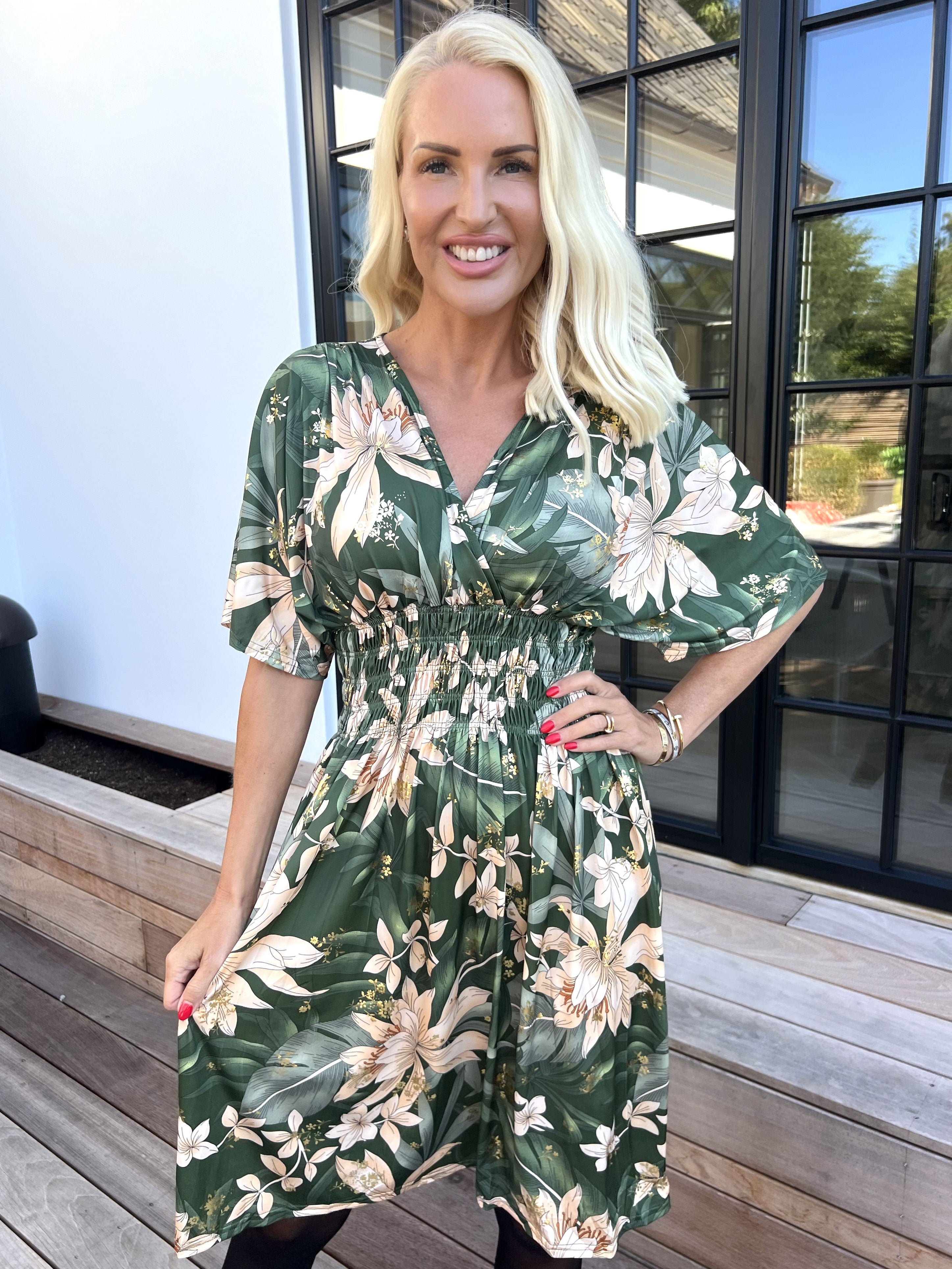 Pams New Leaf Short - Elastisk kjole med farvet blomsterprint og guld detaljer