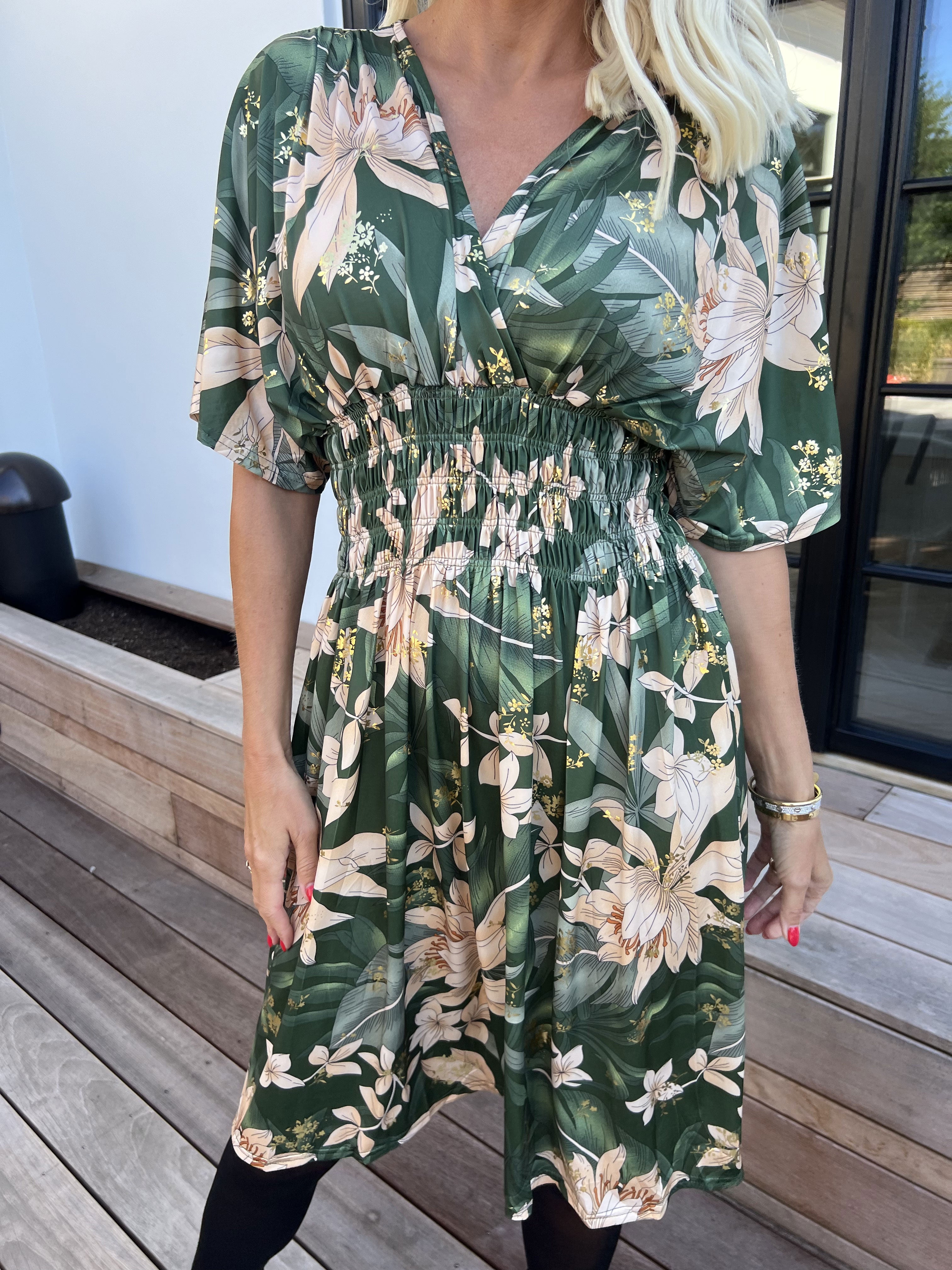 Pams New Leaf Short - Elastisk kjole med farvet blomsterprint og guld detaljer