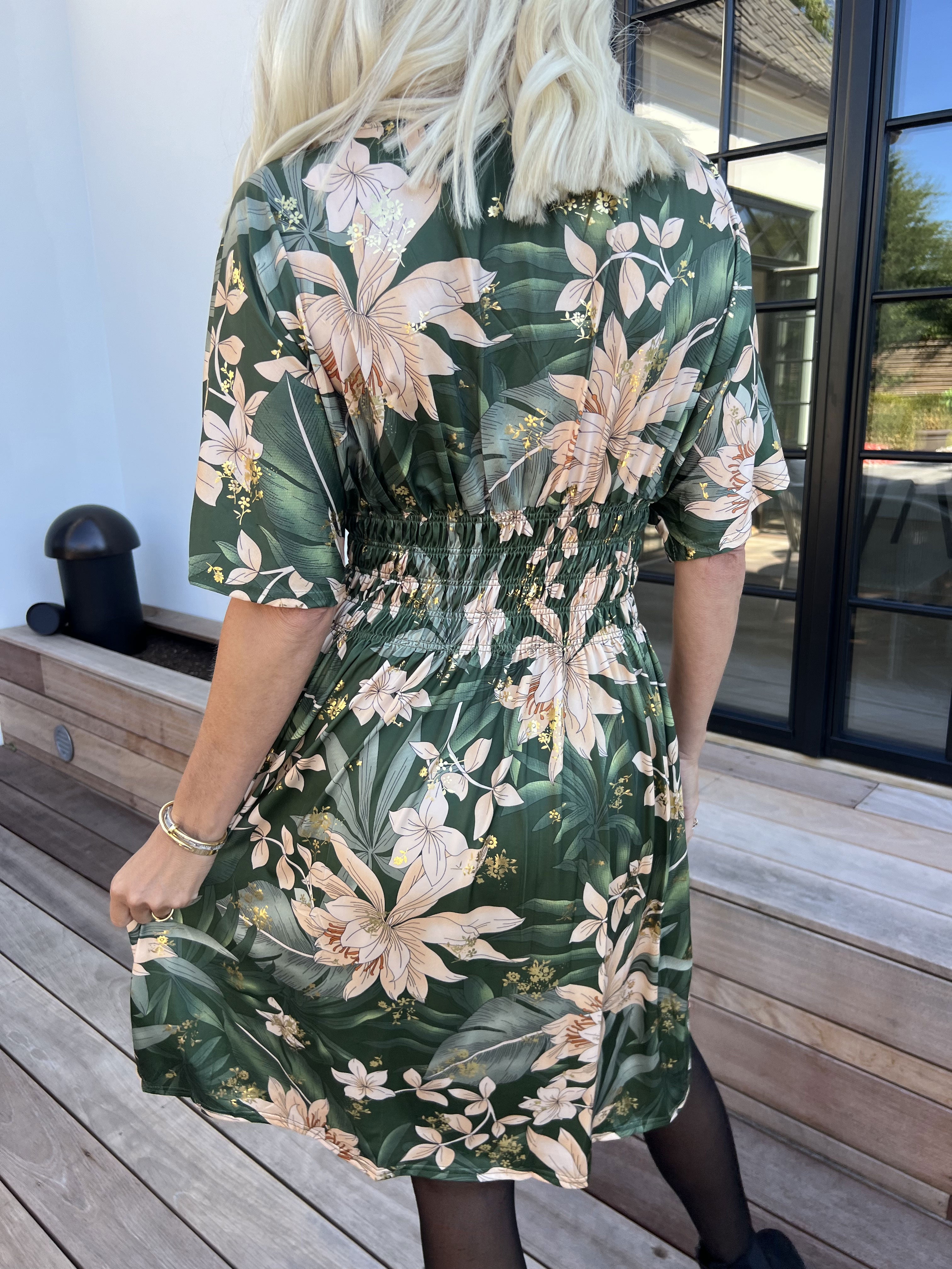 Pams New Leaf Short - Elastisk kjole med farvet blomsterprint og guld detaljer