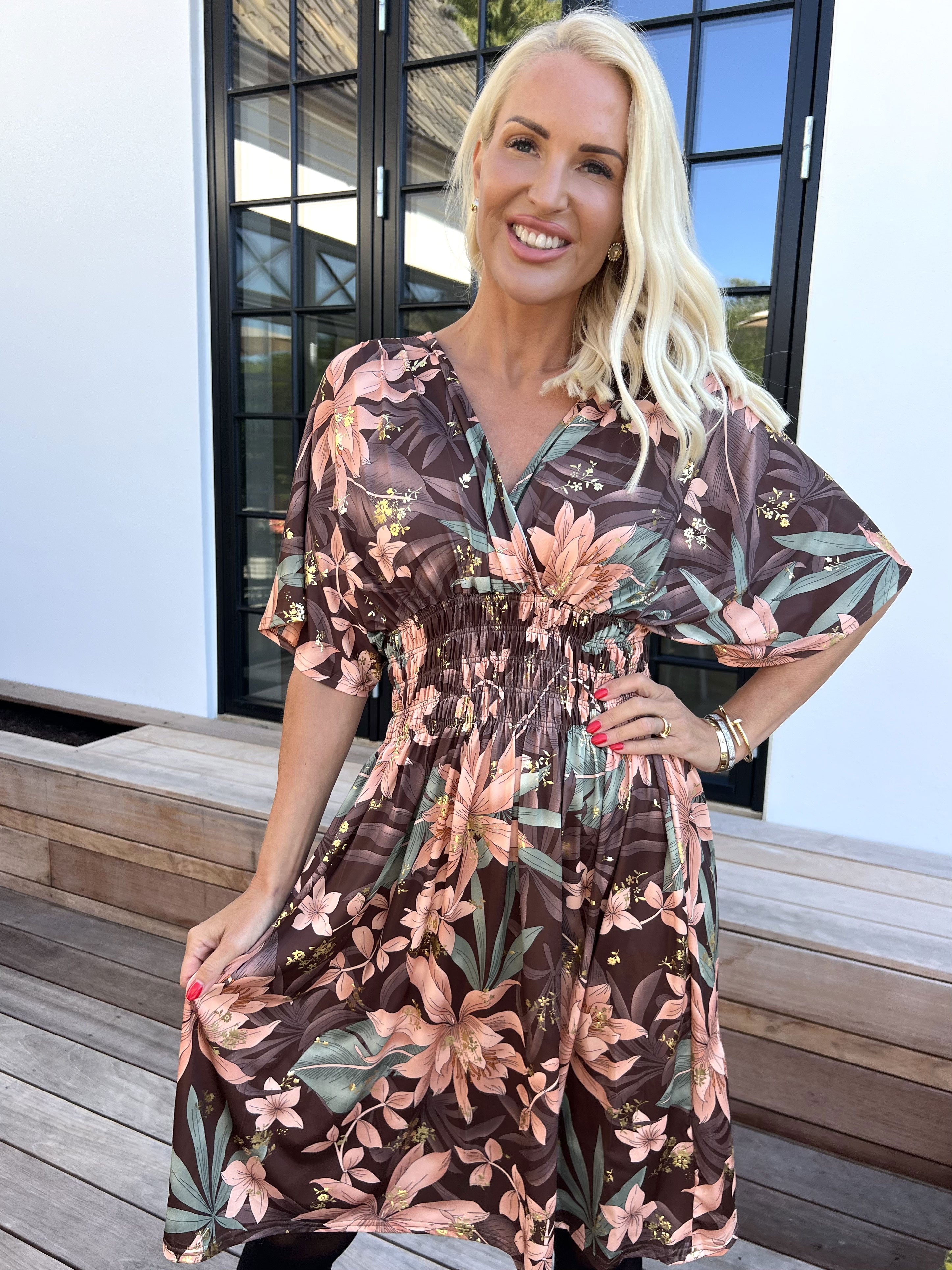 Pams New Leaf Short - Elastisk kjole med farvet blomsterprint og guld detaljer