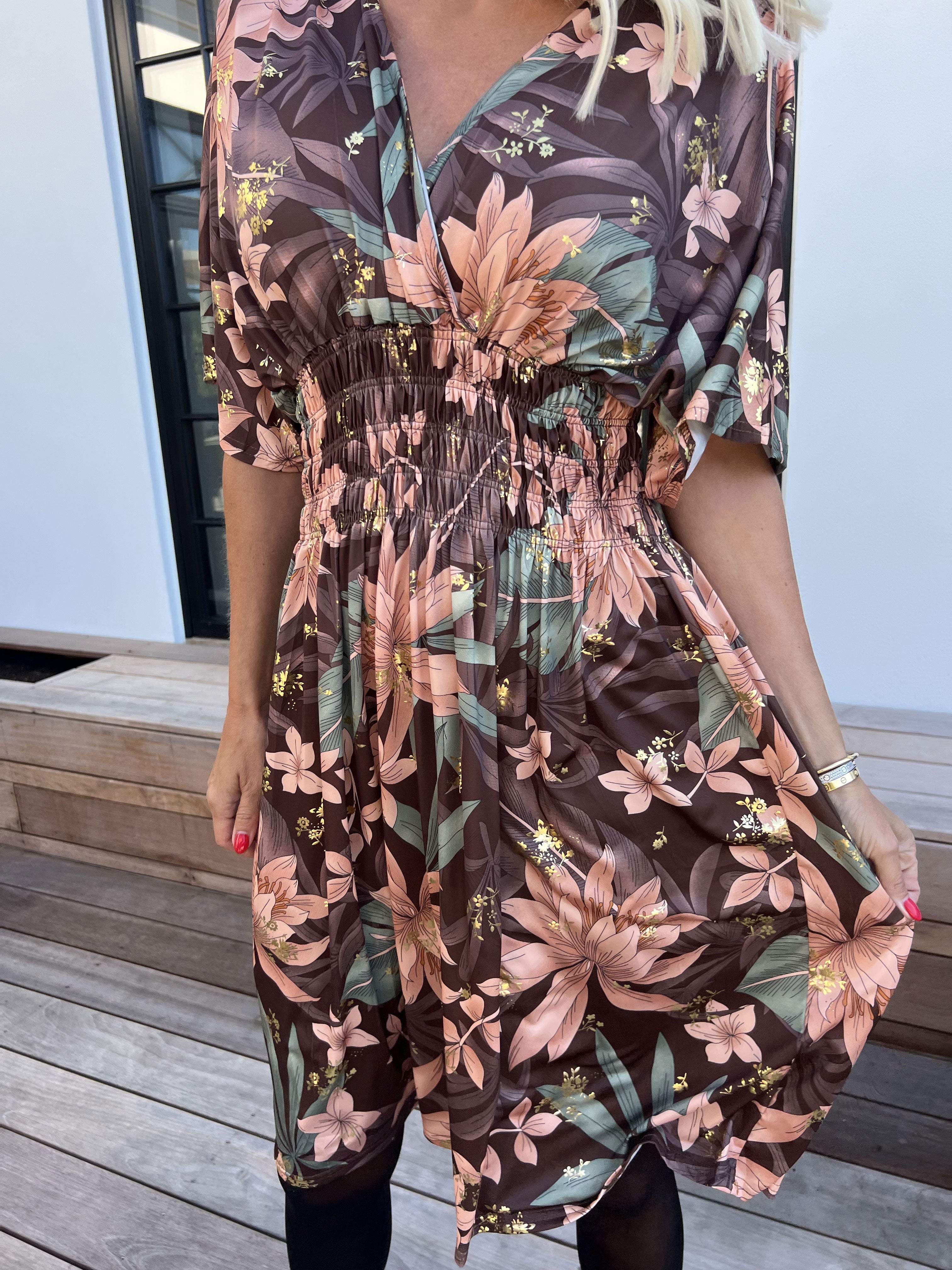 Pams New Leaf Short - Elastisk kjole med farvet blomsterprint og guld detaljer