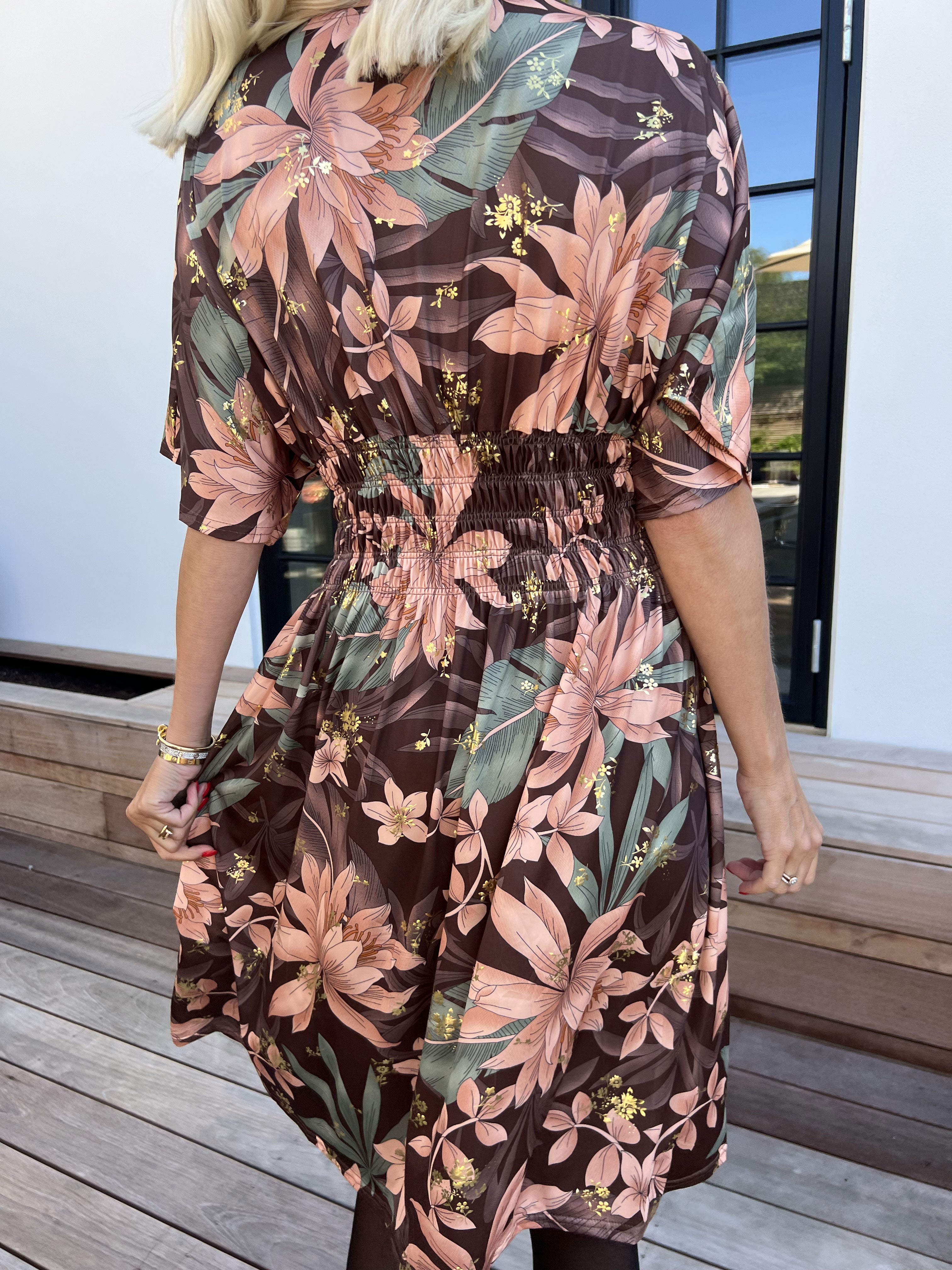 Pams New Leaf Short - Elastisk kjole med farvet blomsterprint og guld detaljer