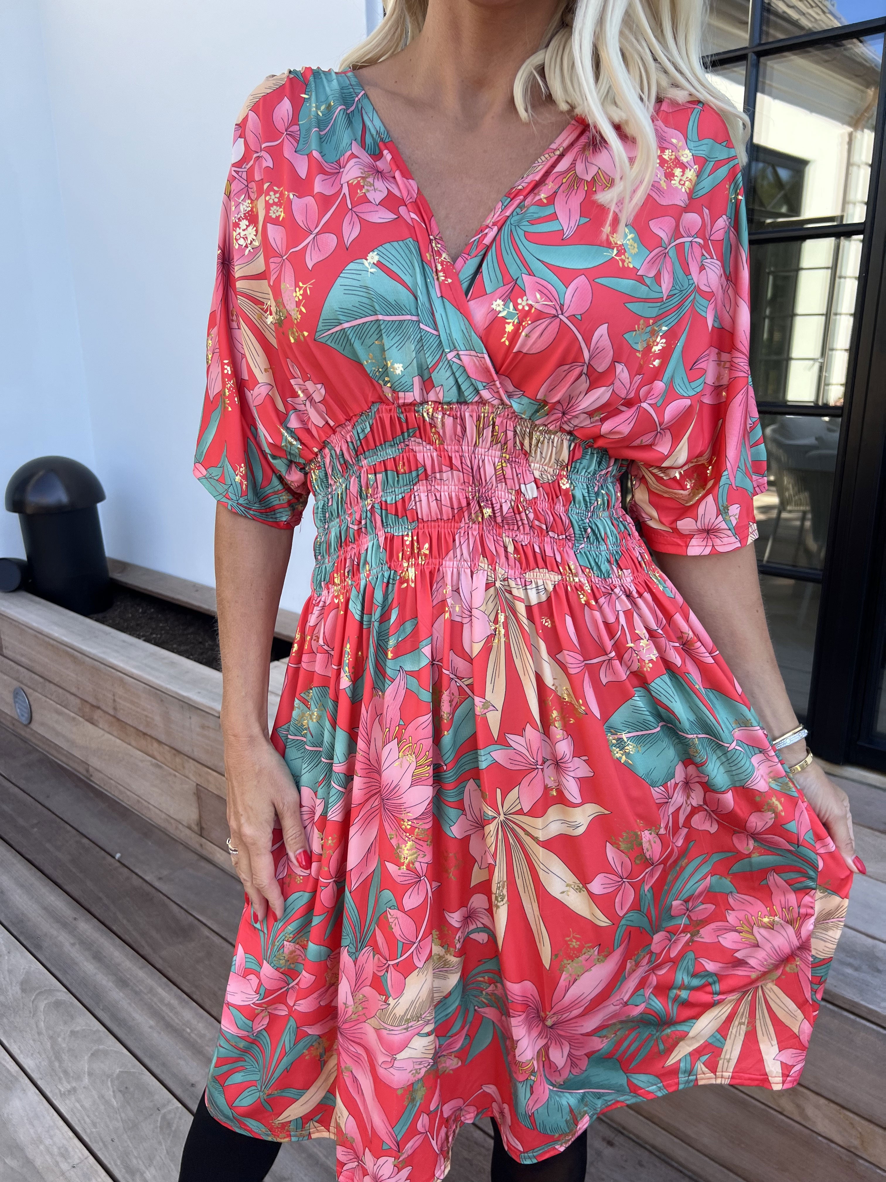 Pams New Leaf Short - Elastisk kjole med farvet blomsterprint og guld detaljer