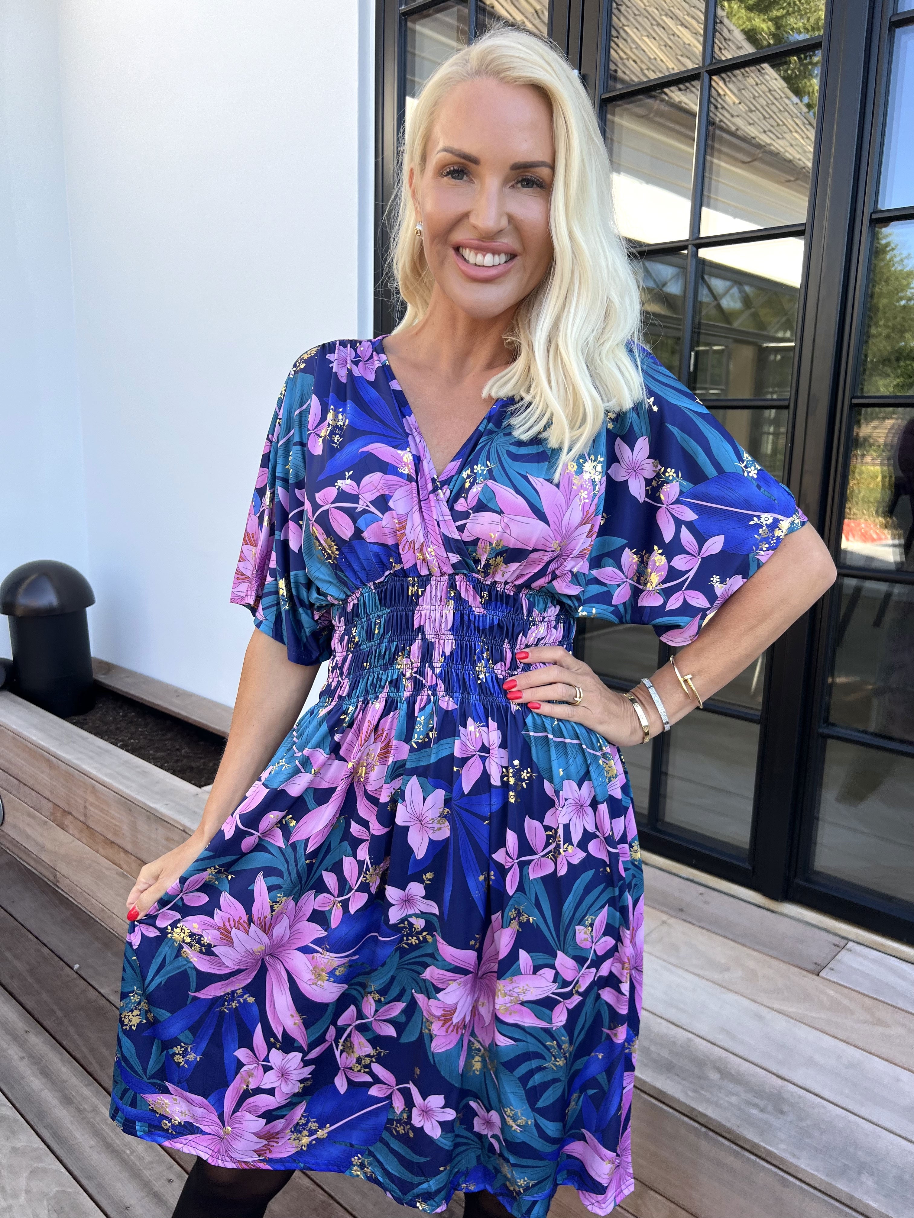 Pams New Leaf Short - Elastisk kjole med farvet blomsterprint og guld detaljer