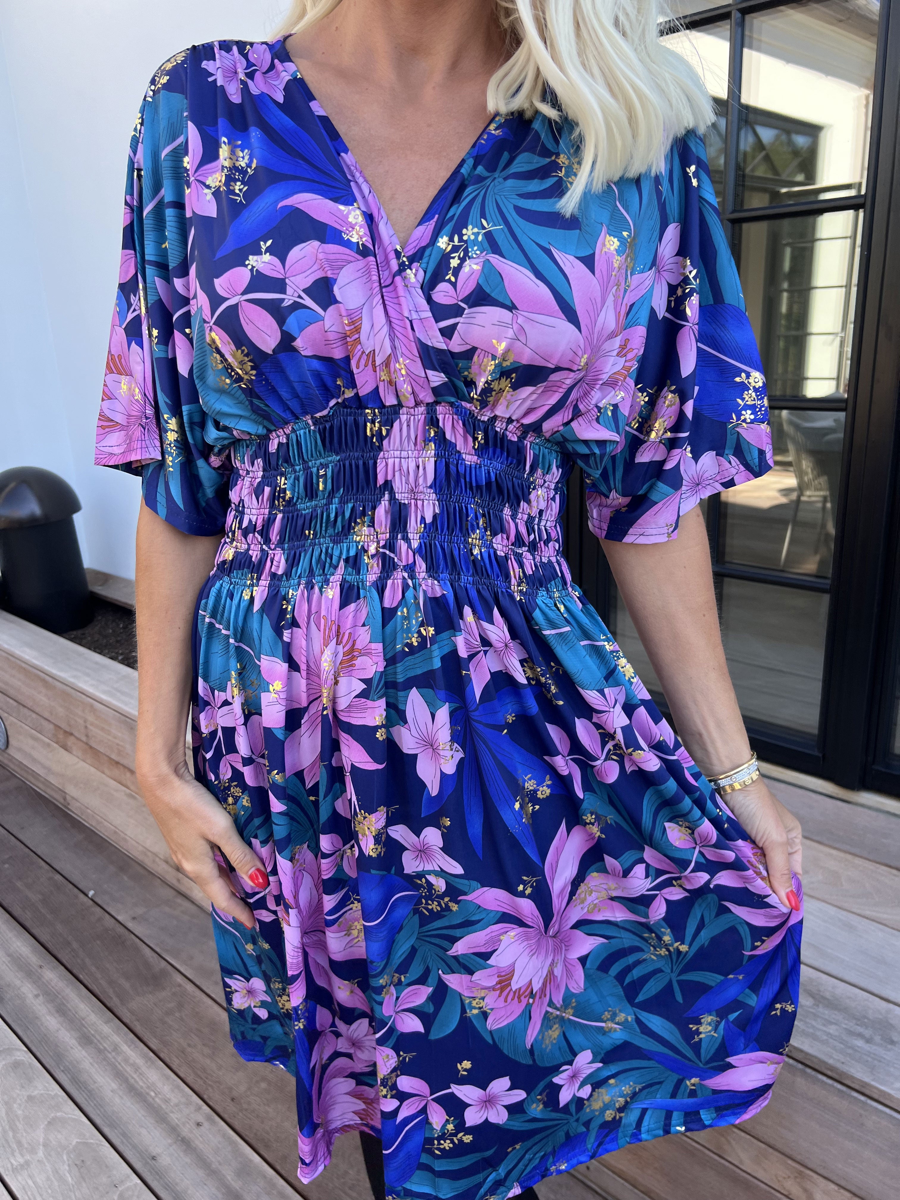 Pams New Leaf Short - Elastisk kjole med farvet blomsterprint og guld detaljer