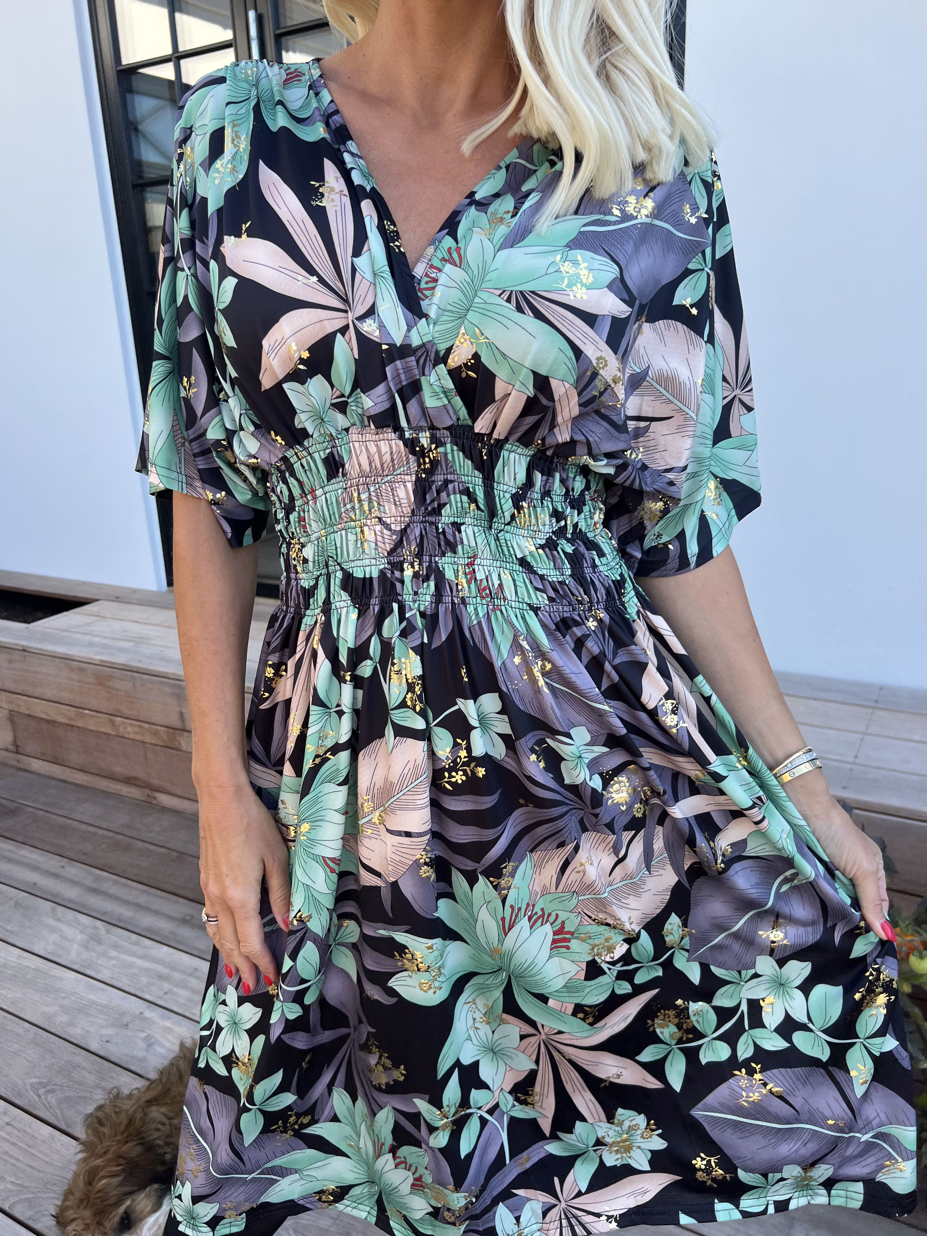 Pams New Leaf Short - Elastisk kjole med farvet blomsterprint og guld detaljer