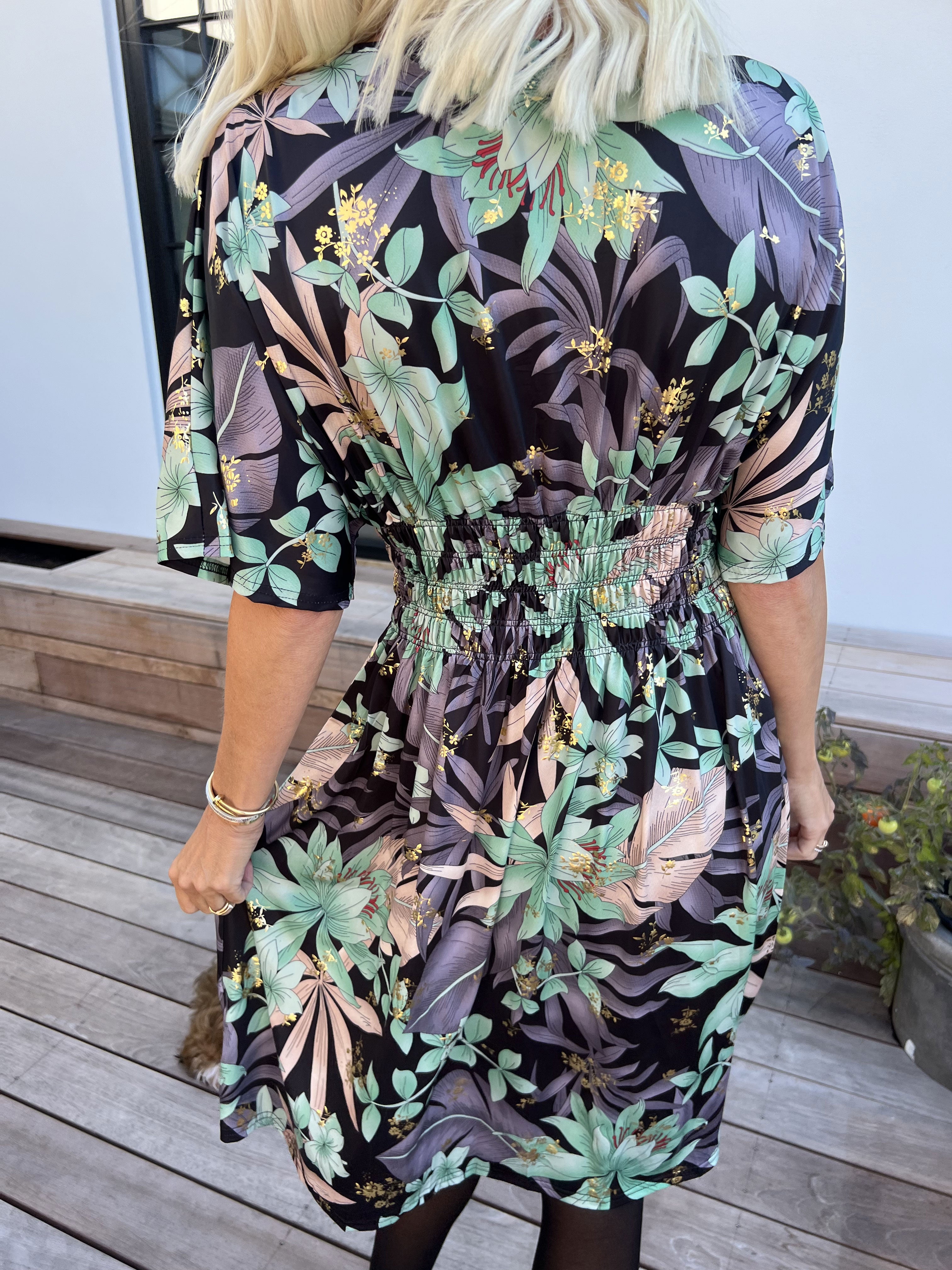 Pams New Leaf Short - Elastisk kjole med farvet blomsterprint og guld detaljer