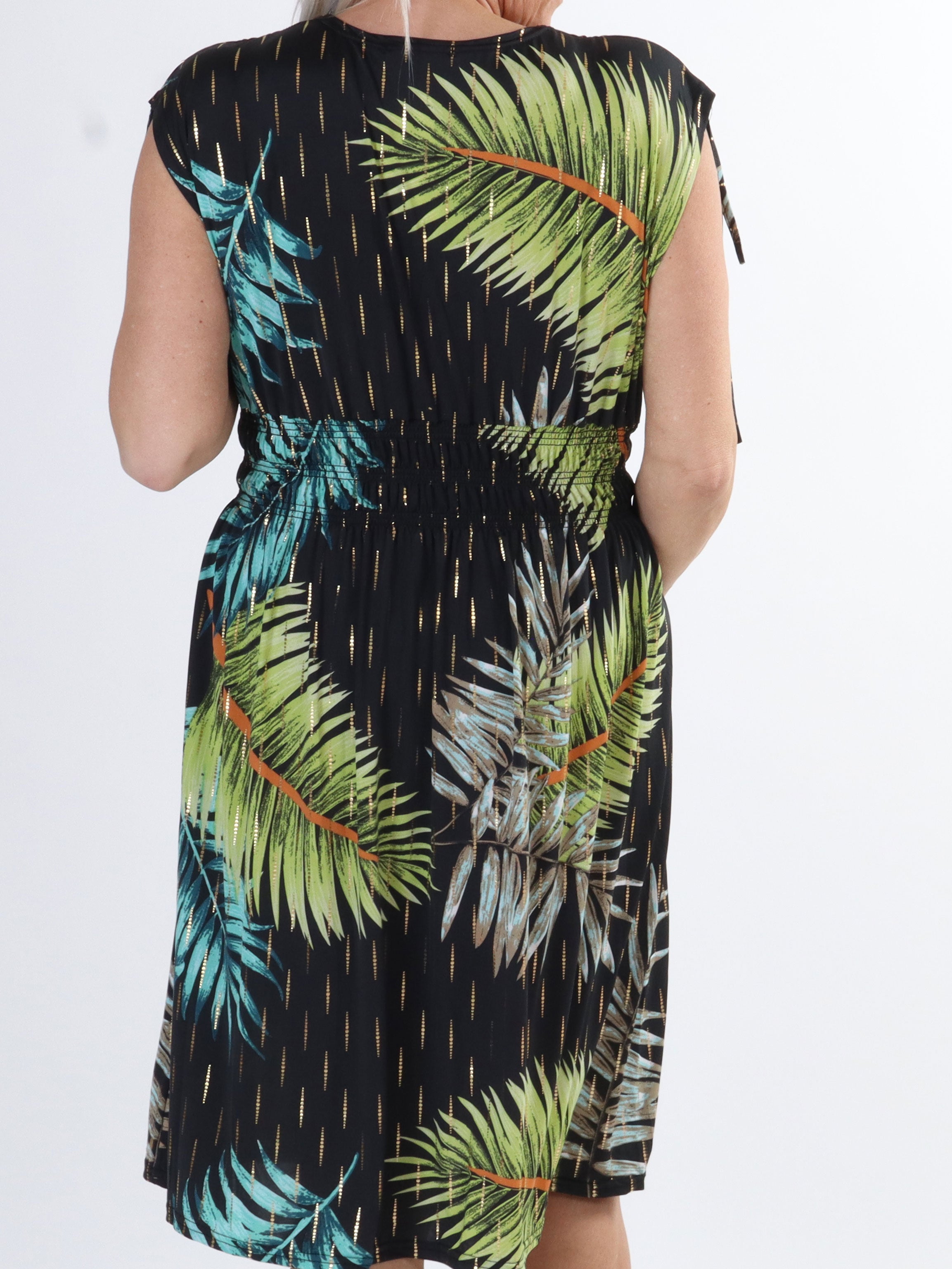 Pams palm Short - Kort elastisk plus size kjole i krølfrit stof