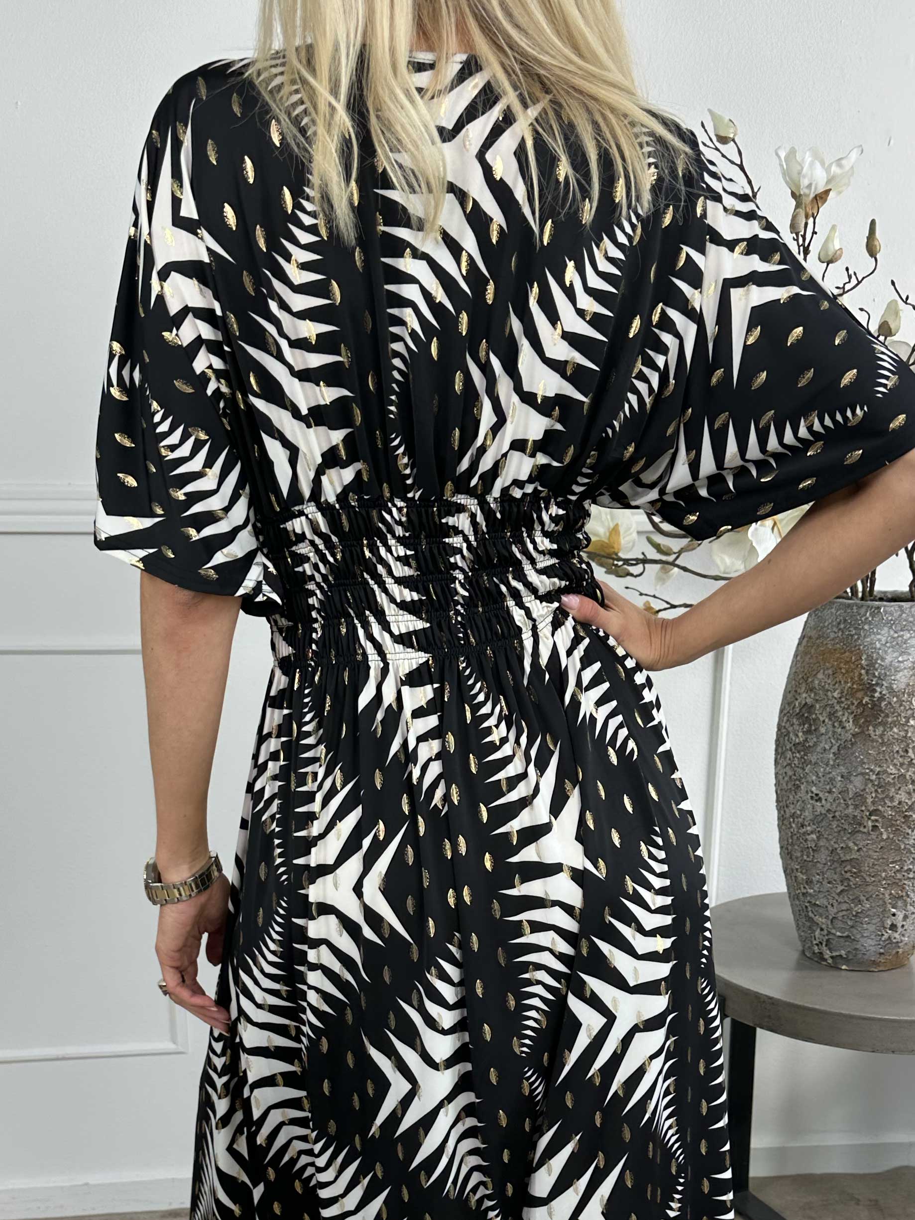 Pams Pattern - Lang elastisk kjole i krølfrit stof