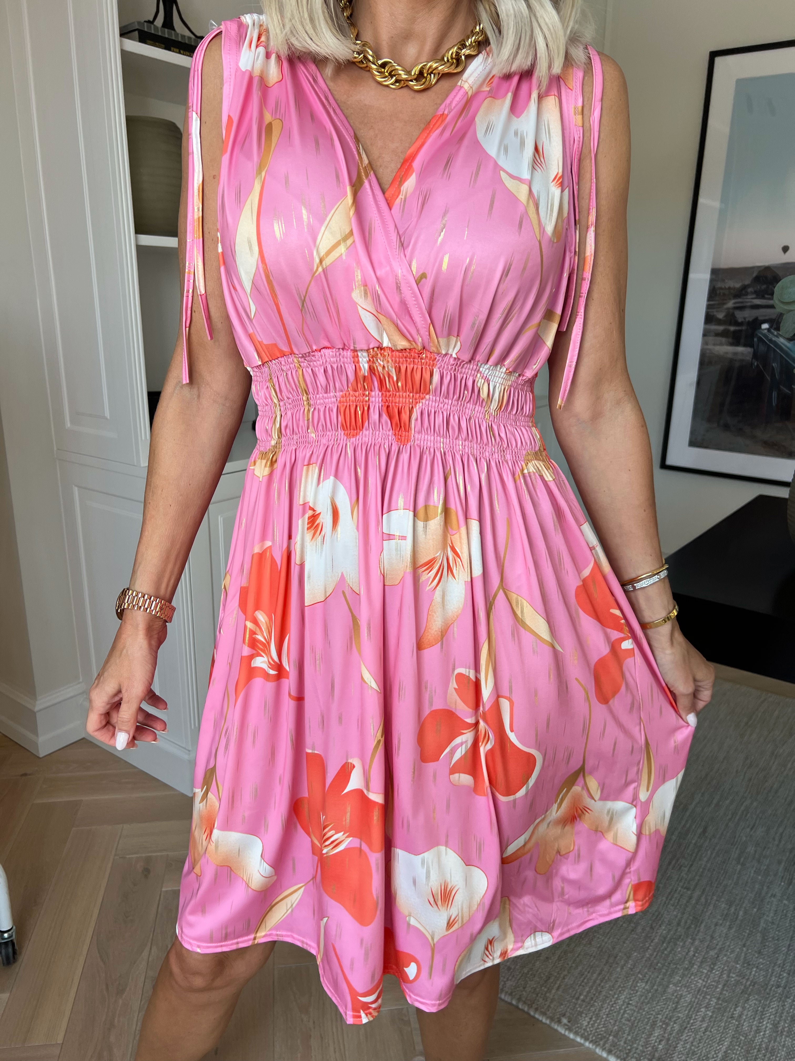 Pams Petal Short - Kort elastisk kjole med kronblade og guld detaljer