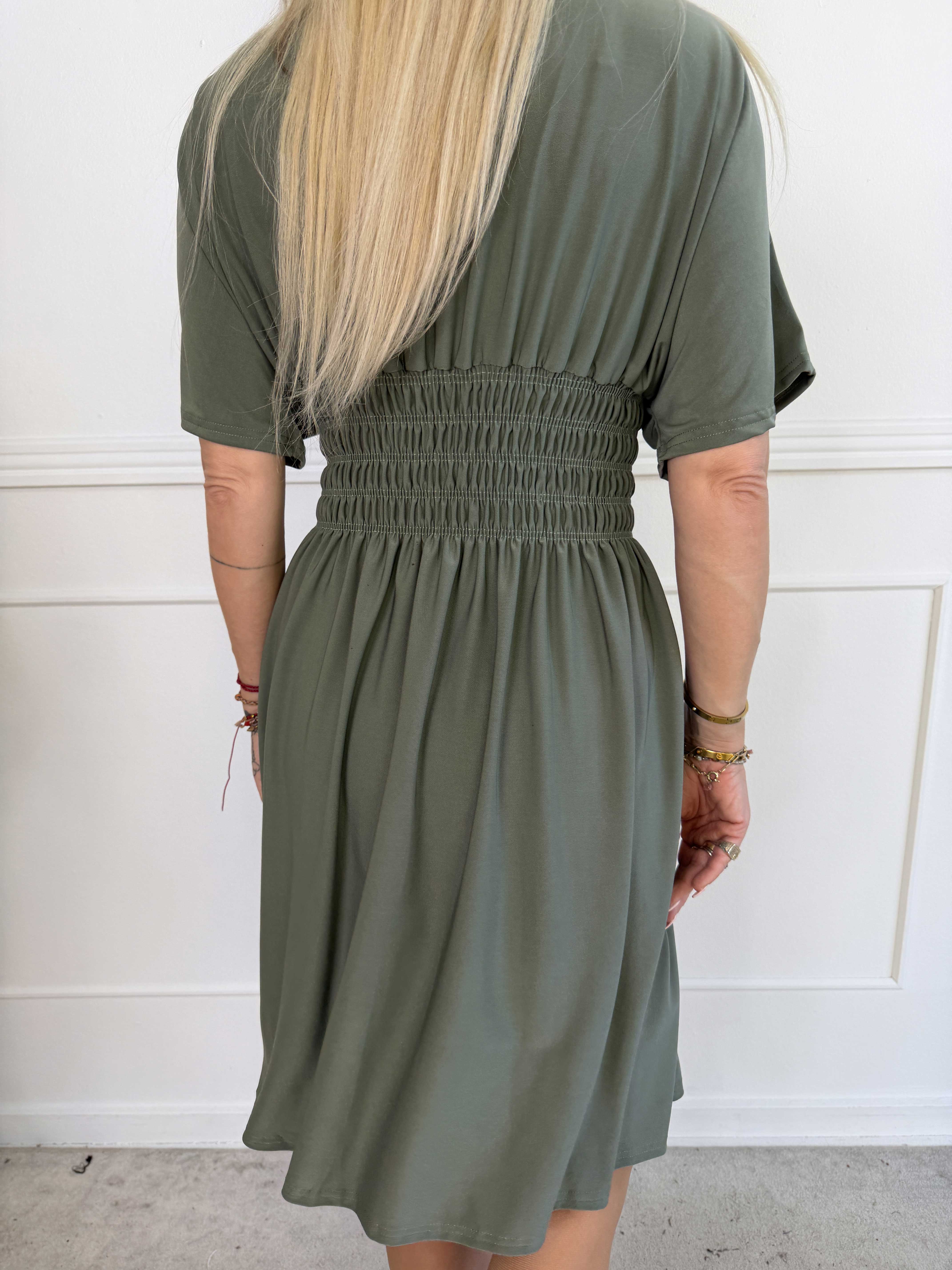 Pams Plain Short - Elastisk kjole med smock i taljen