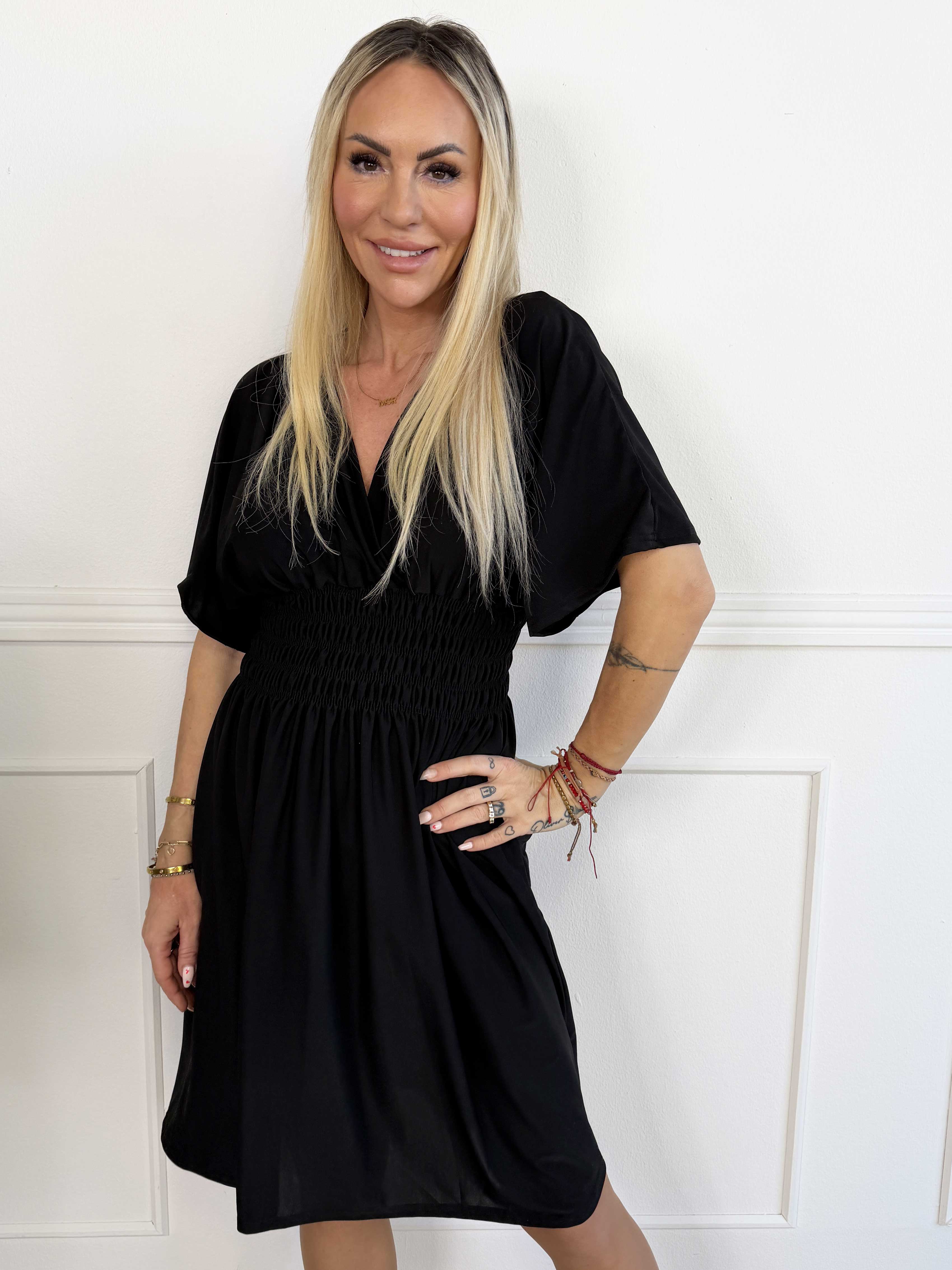 Pams Plain Short - Elastisk kjole med smock i taljen