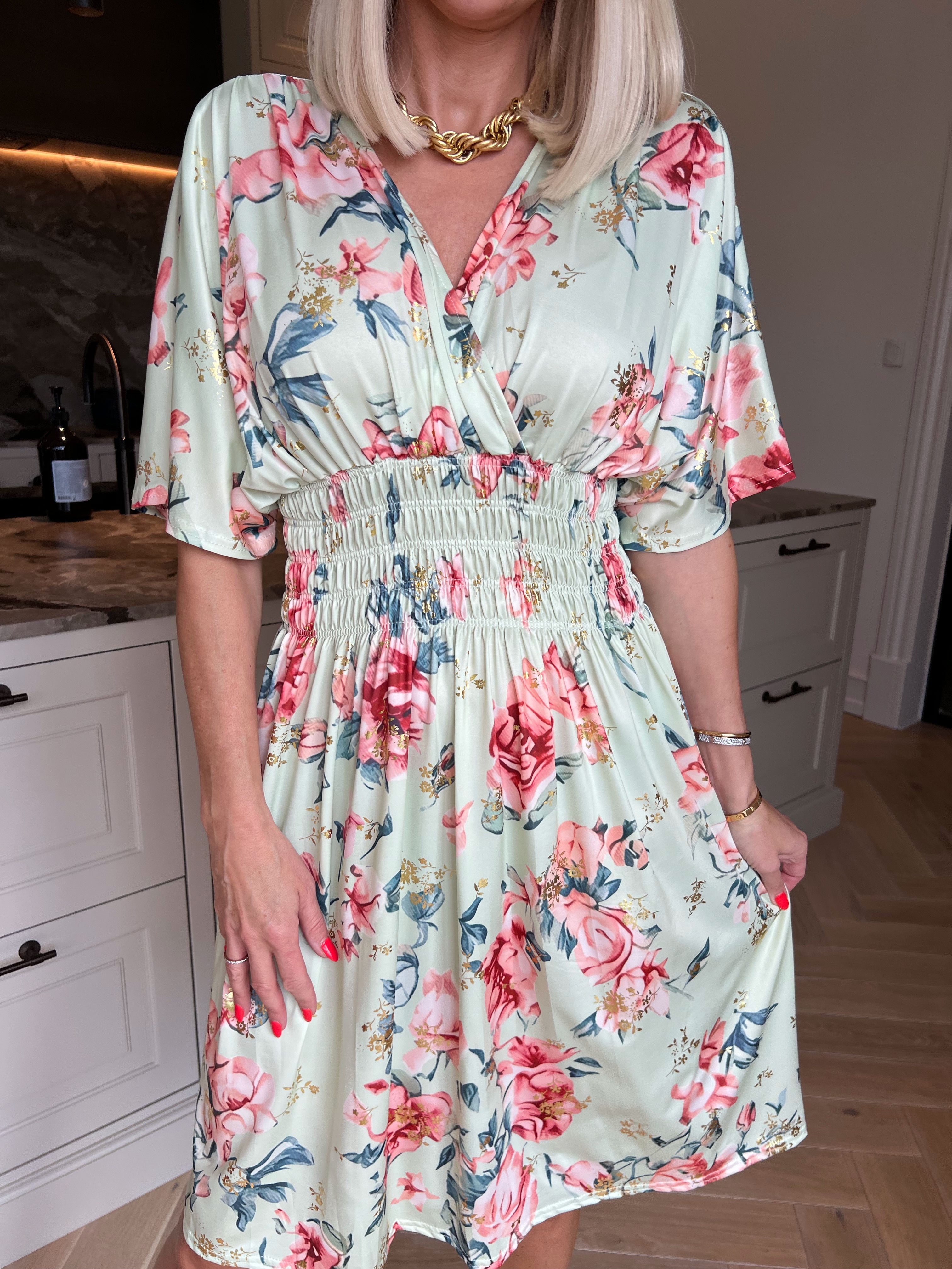 Pams Rosette Short - Elastisk kjole med fine blomster og guld detaljer