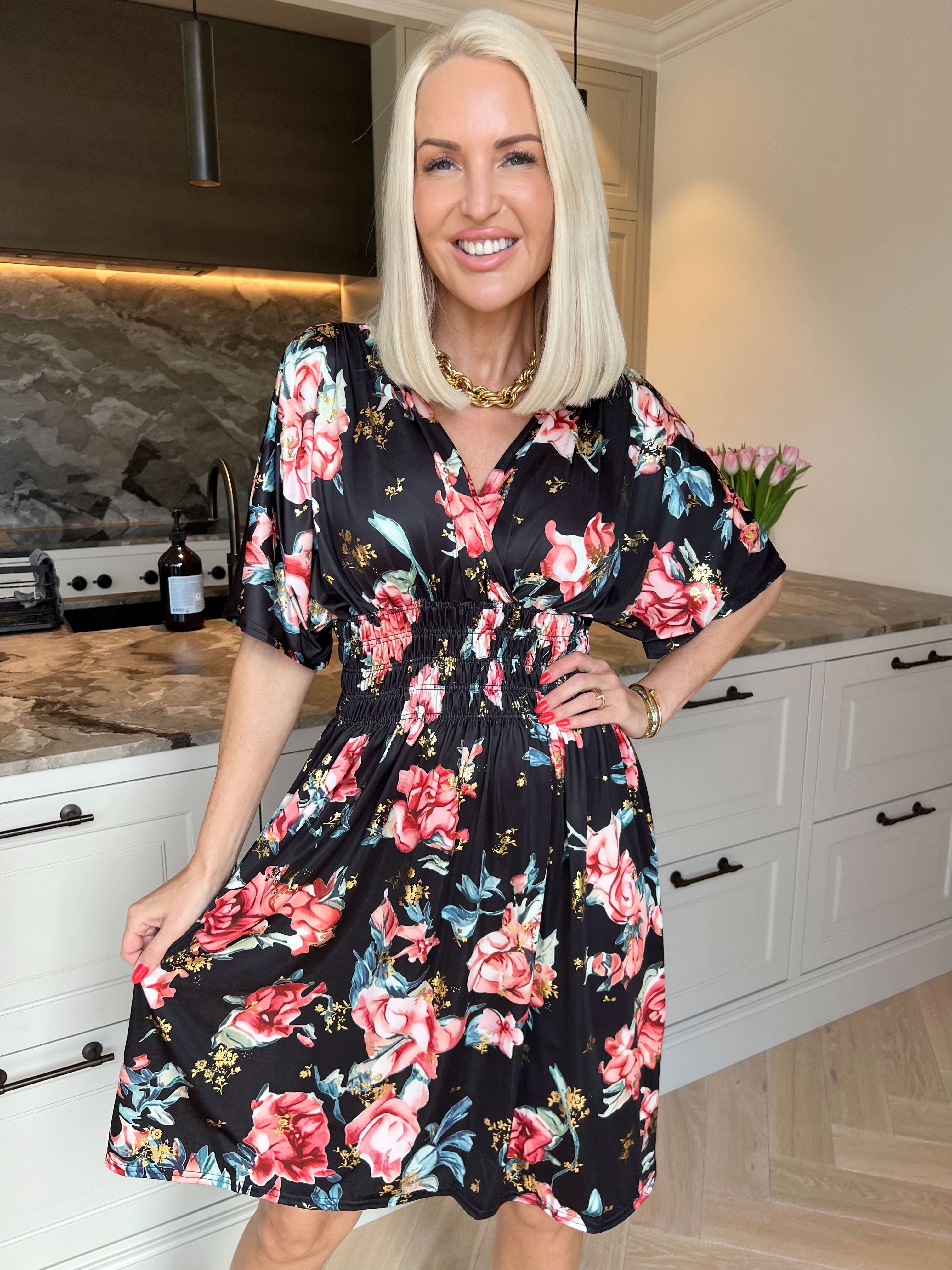 Pams Rosette Short - Elastisk kjole med fine blomster og guld detaljer