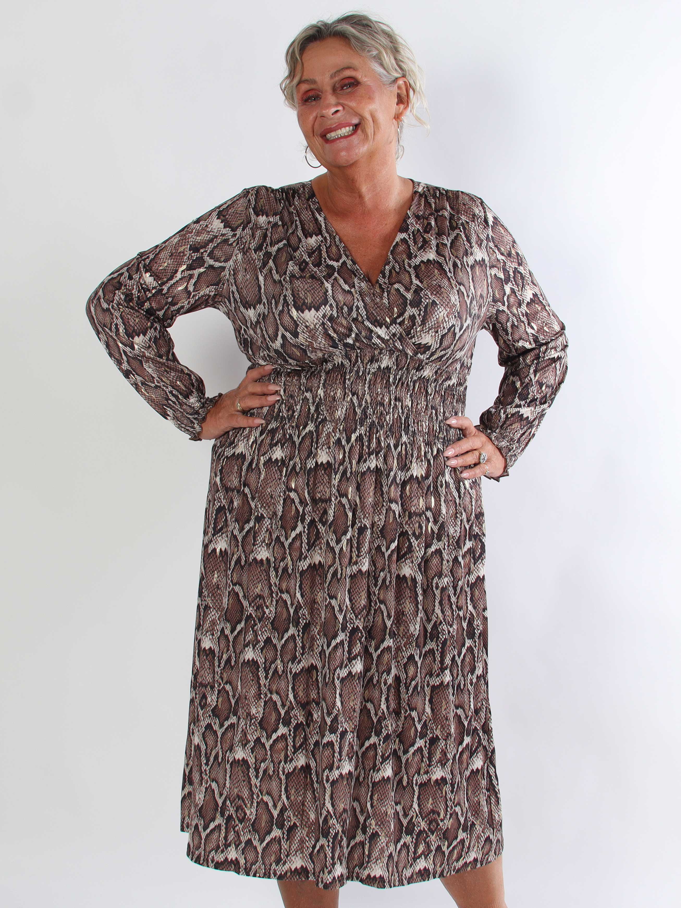 Pams Snake Midi L/S - Plus size kjole i slangeprint med elegante gulddetaljer