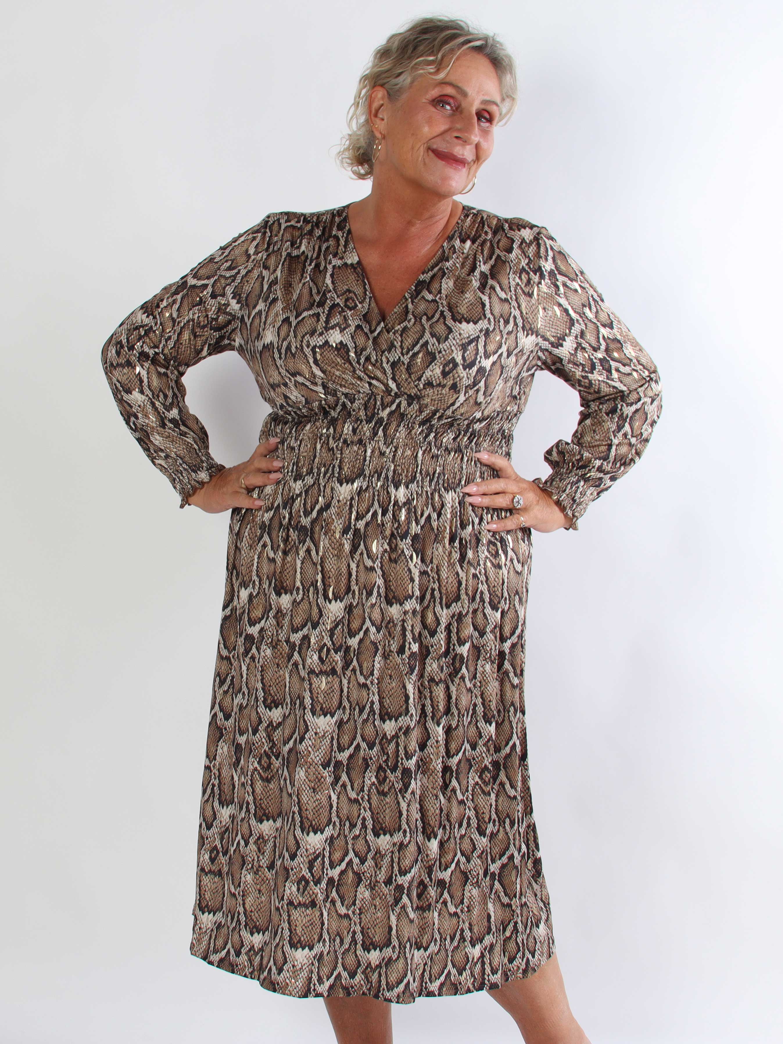 Pams Snake Midi L/S - Plus size kjole i slangeprint med elegante gulddetaljer