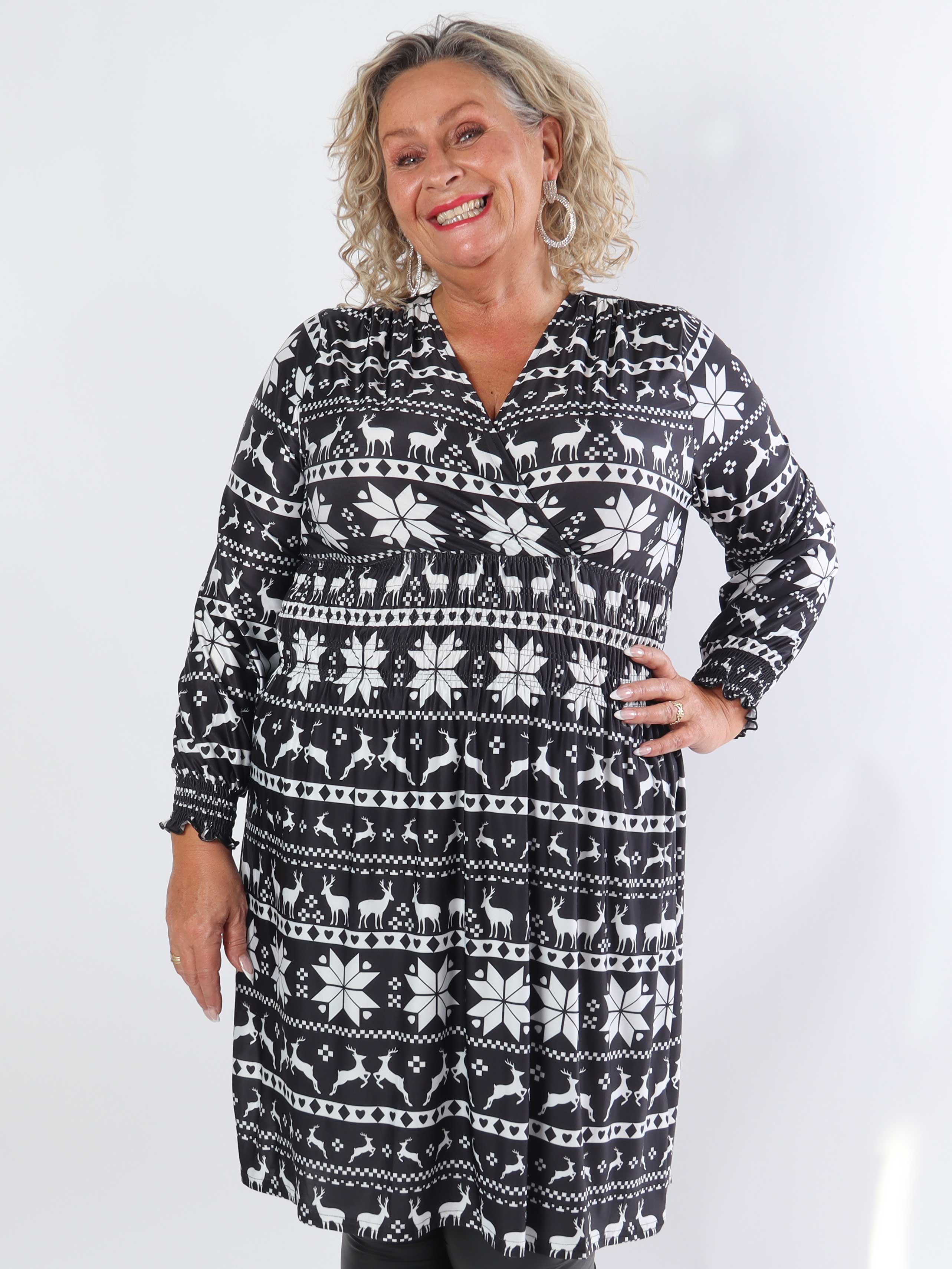 Pams Snow Short L/S - Elastisk plus size kjole med juleprint