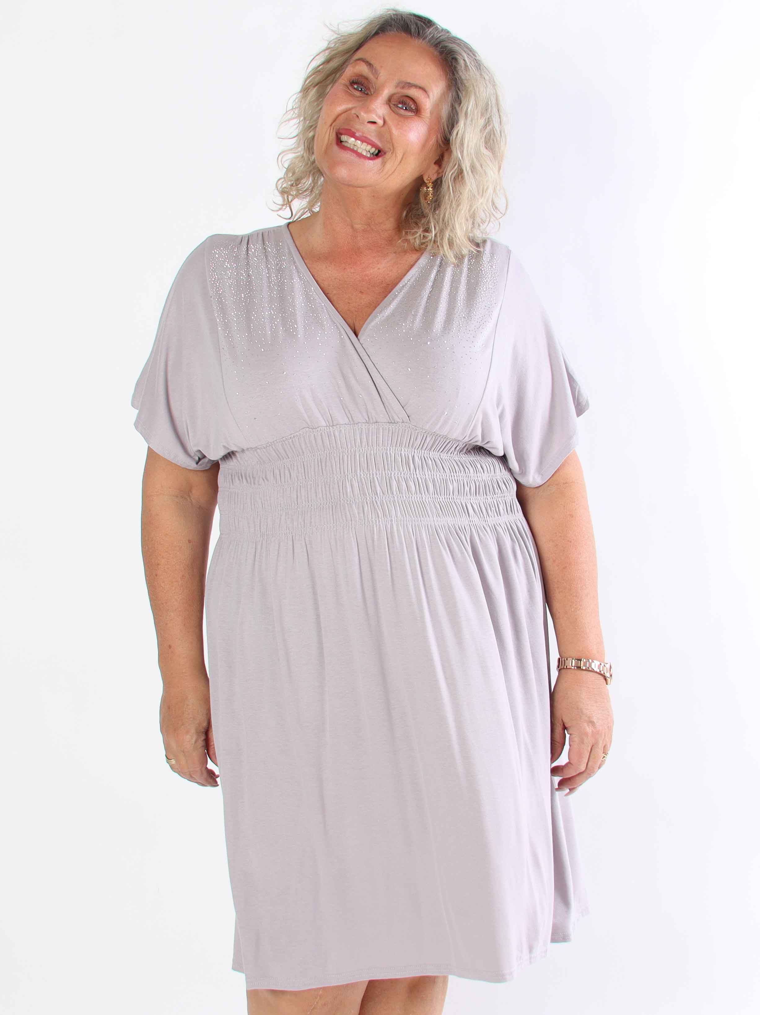 Pams Sparkle Viscose Short - Plus size kjole i viskose med similisten