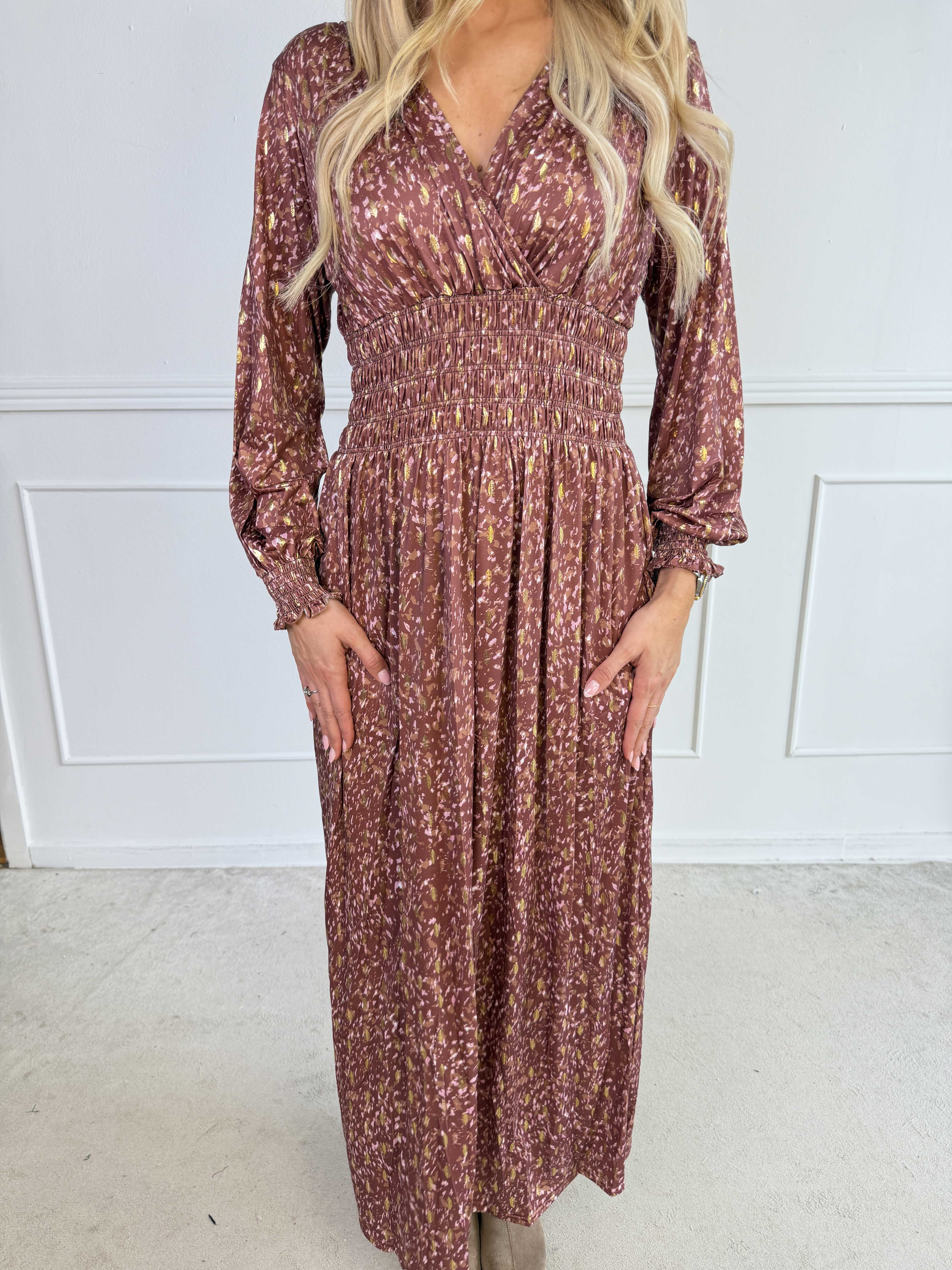 Pams Speckle L/S - Smuk kjole med farverigt mønster og elegante gulddetaljer