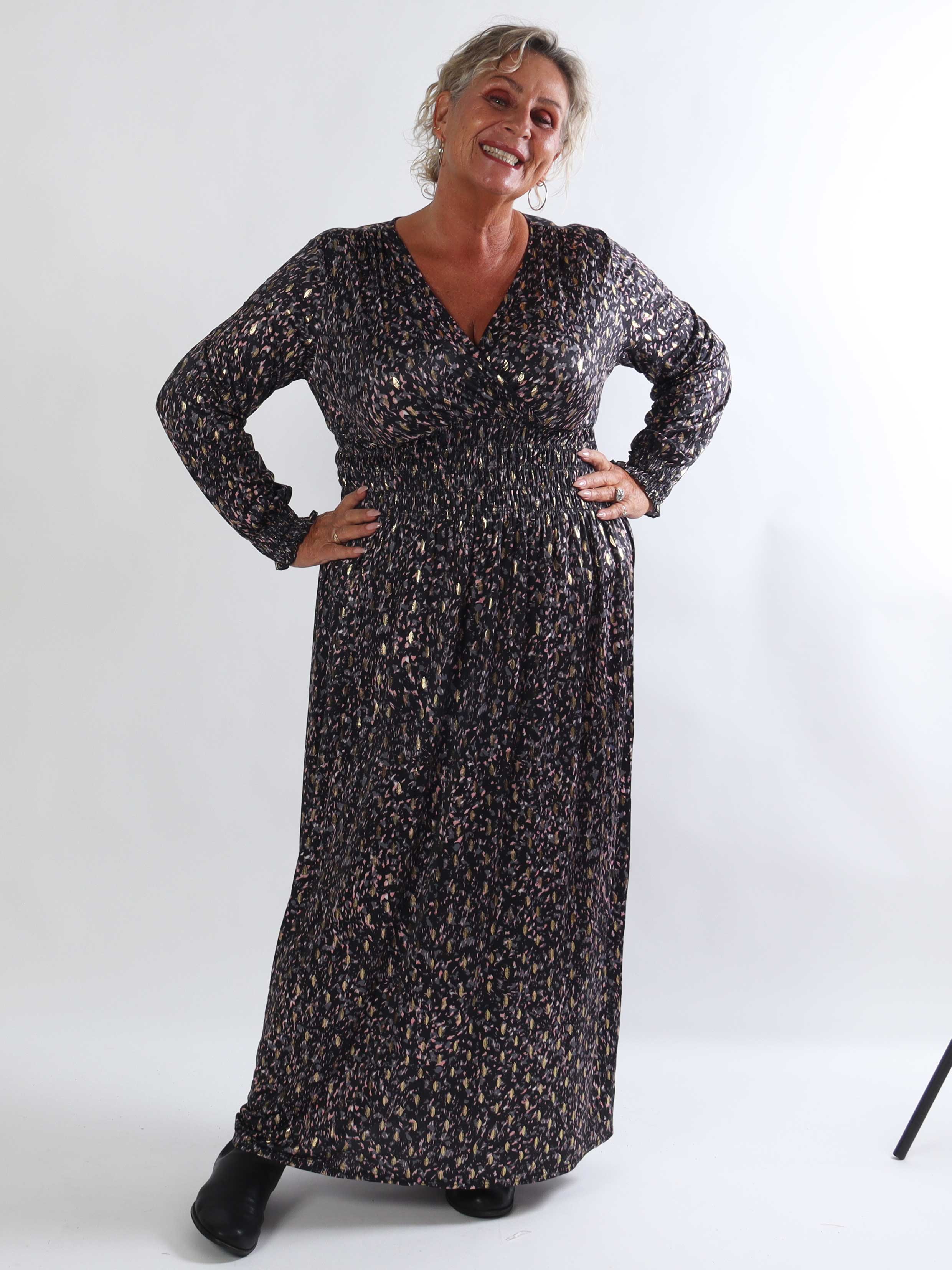Pams Speckle L/S - Plus size kjole med farverigt mønster og elegante gulddetaljer