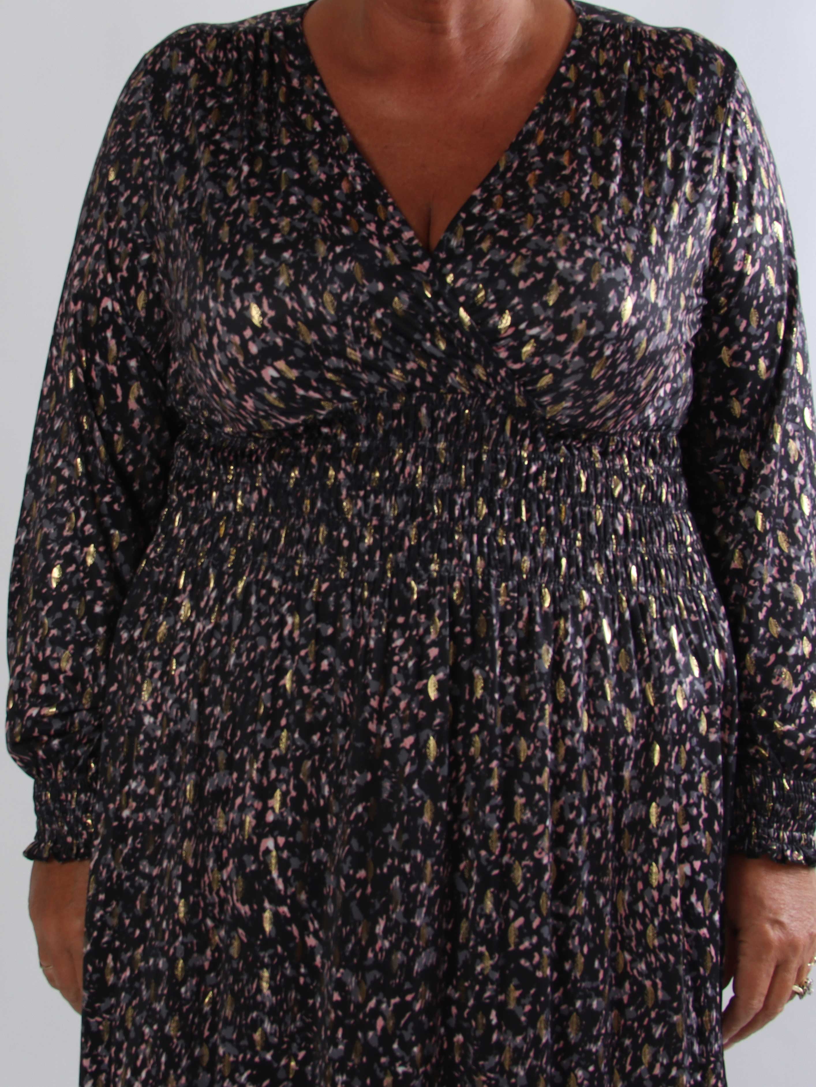 Pams Speckle L/S - Plus size kjole med farverigt mønster og elegante gulddetaljer