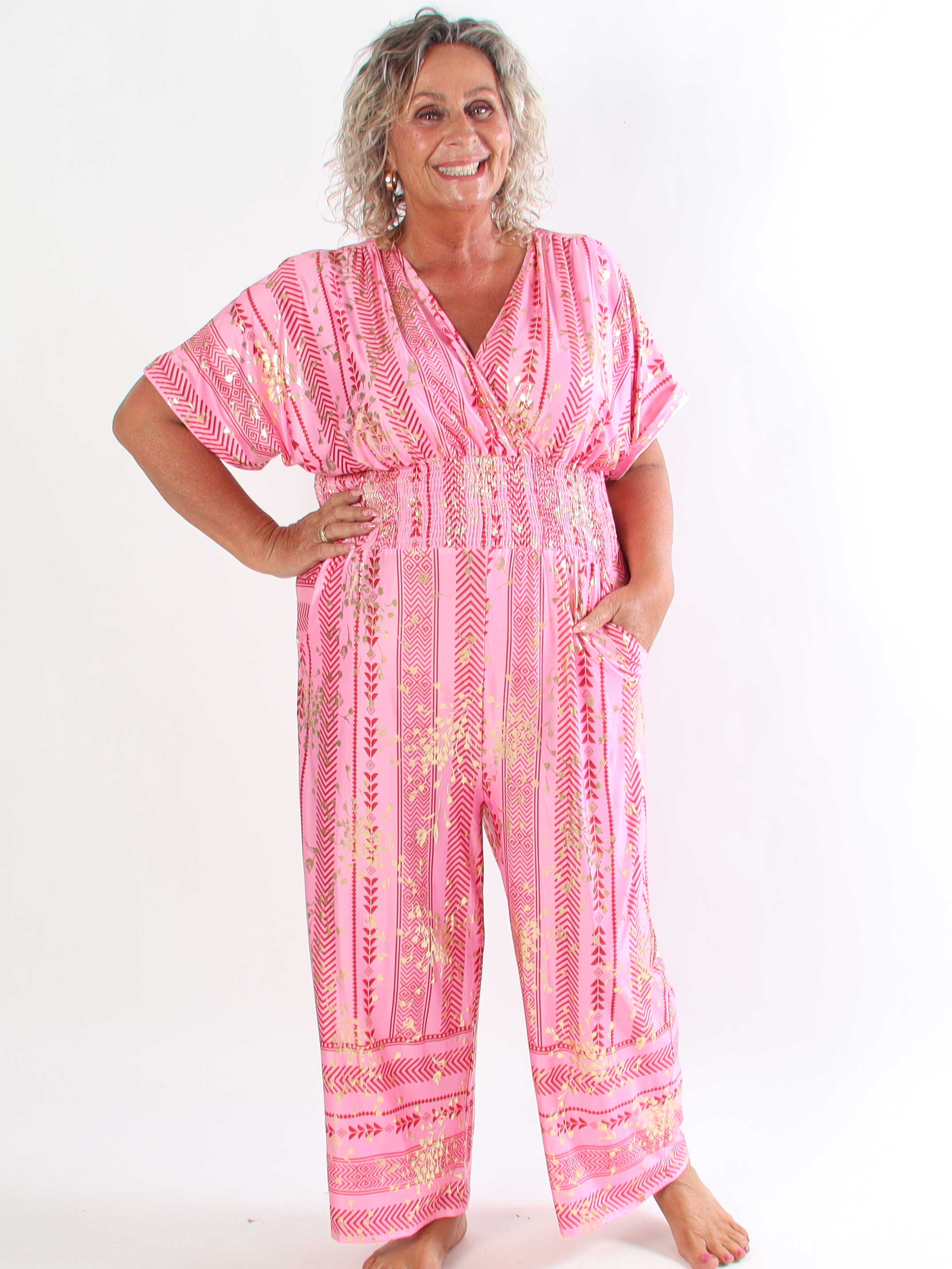 Pams Tribal Jumpsuit - Plus size mønstret buksedragt med små guld blomster