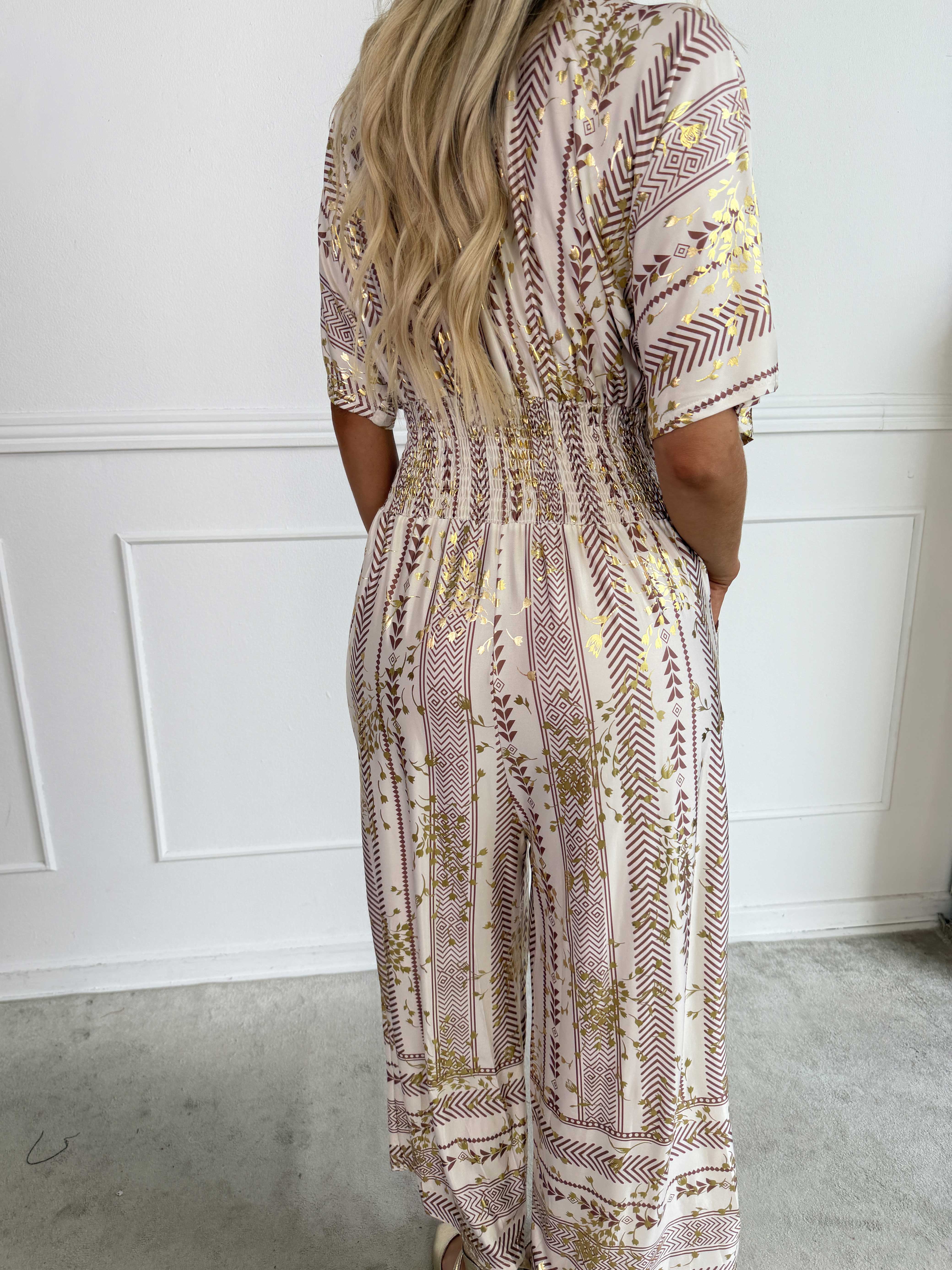 Pams Tribal Jumpsuit - Elastisk mønstret buksedragt med små guld blomster