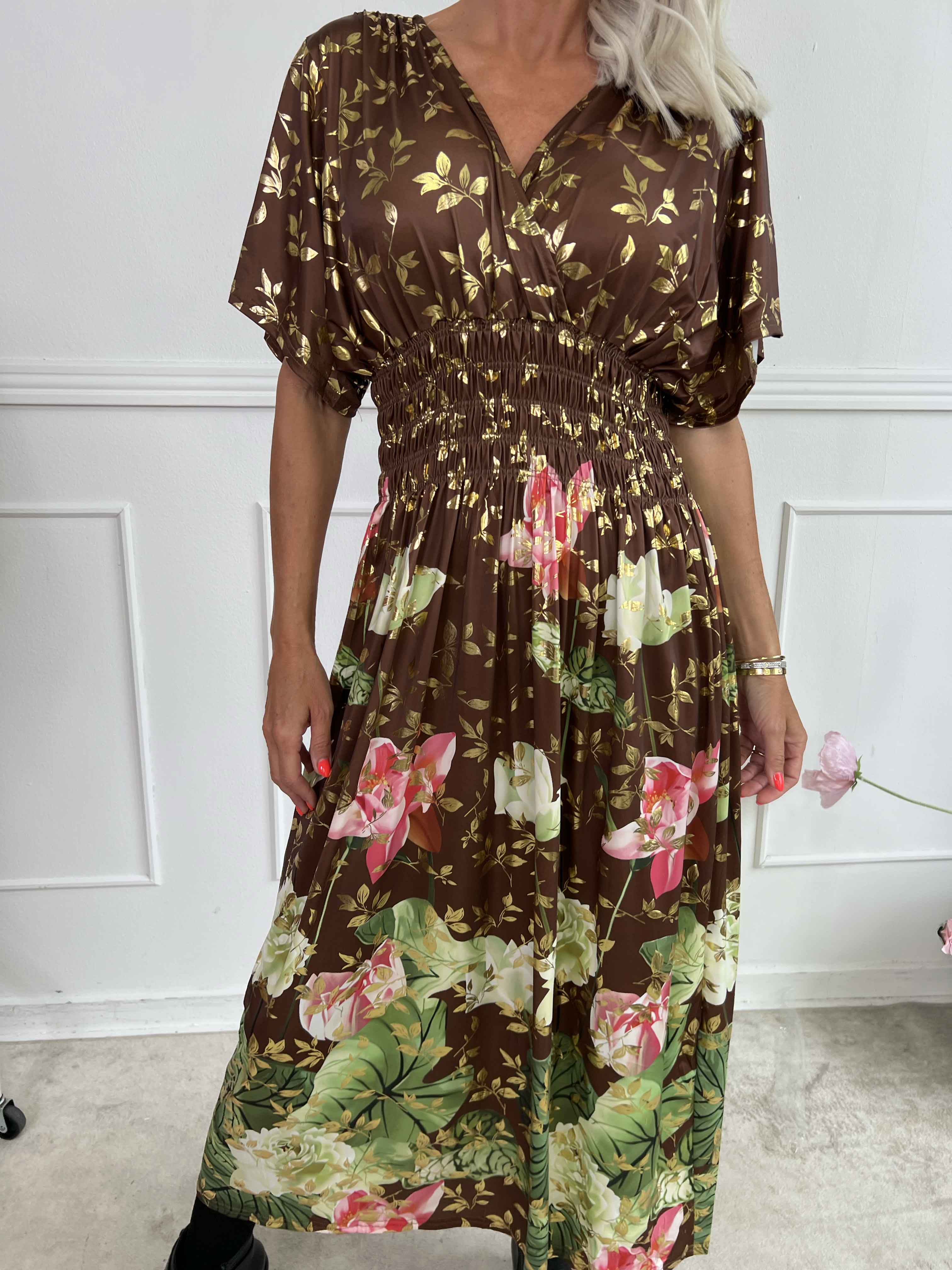 Pams Water Lily Midi - Elastisk kjole med blomsterprint og guld blade