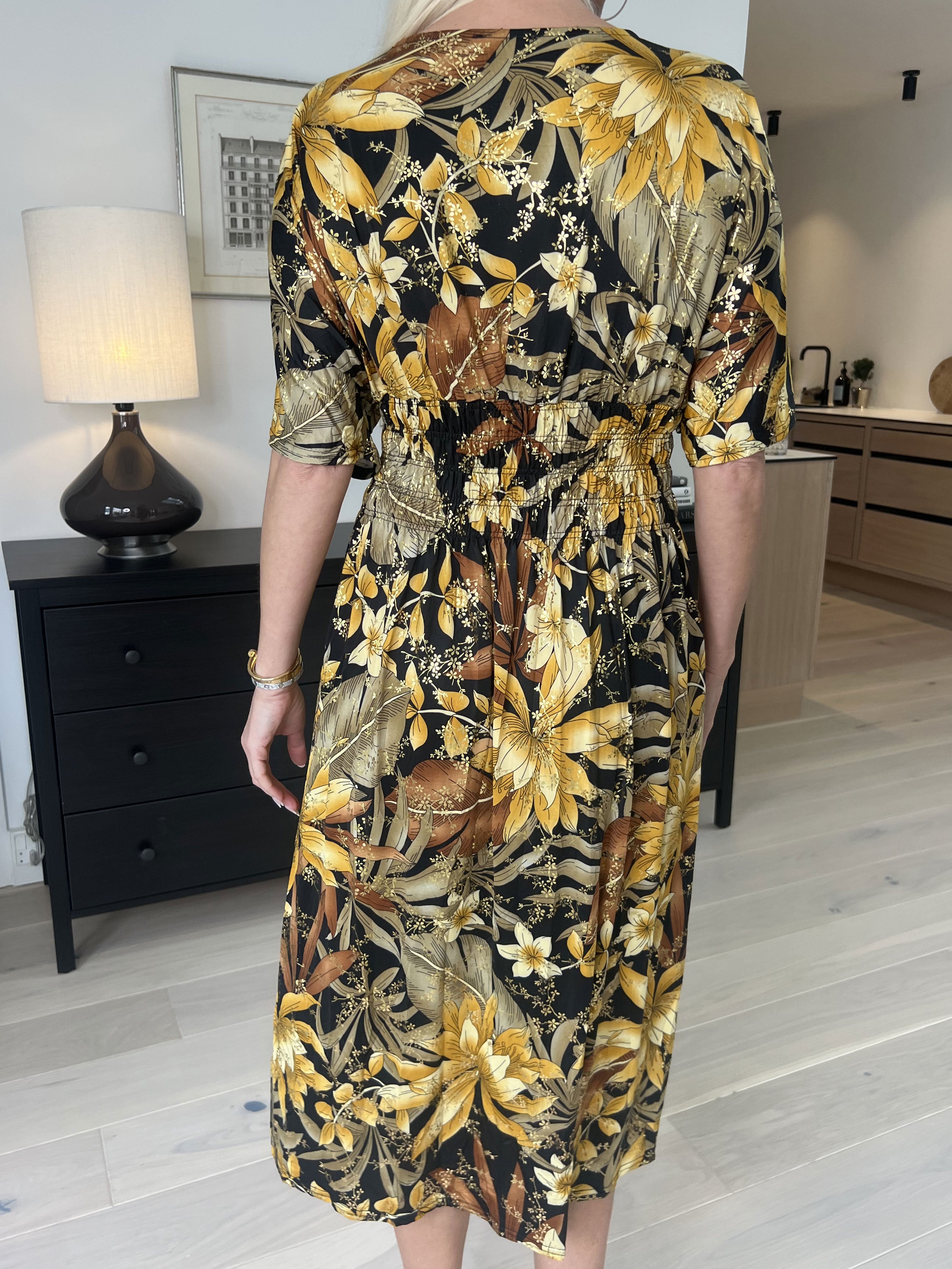 Pams Midi - Elastisk blomstret kjole i krølfrit stof