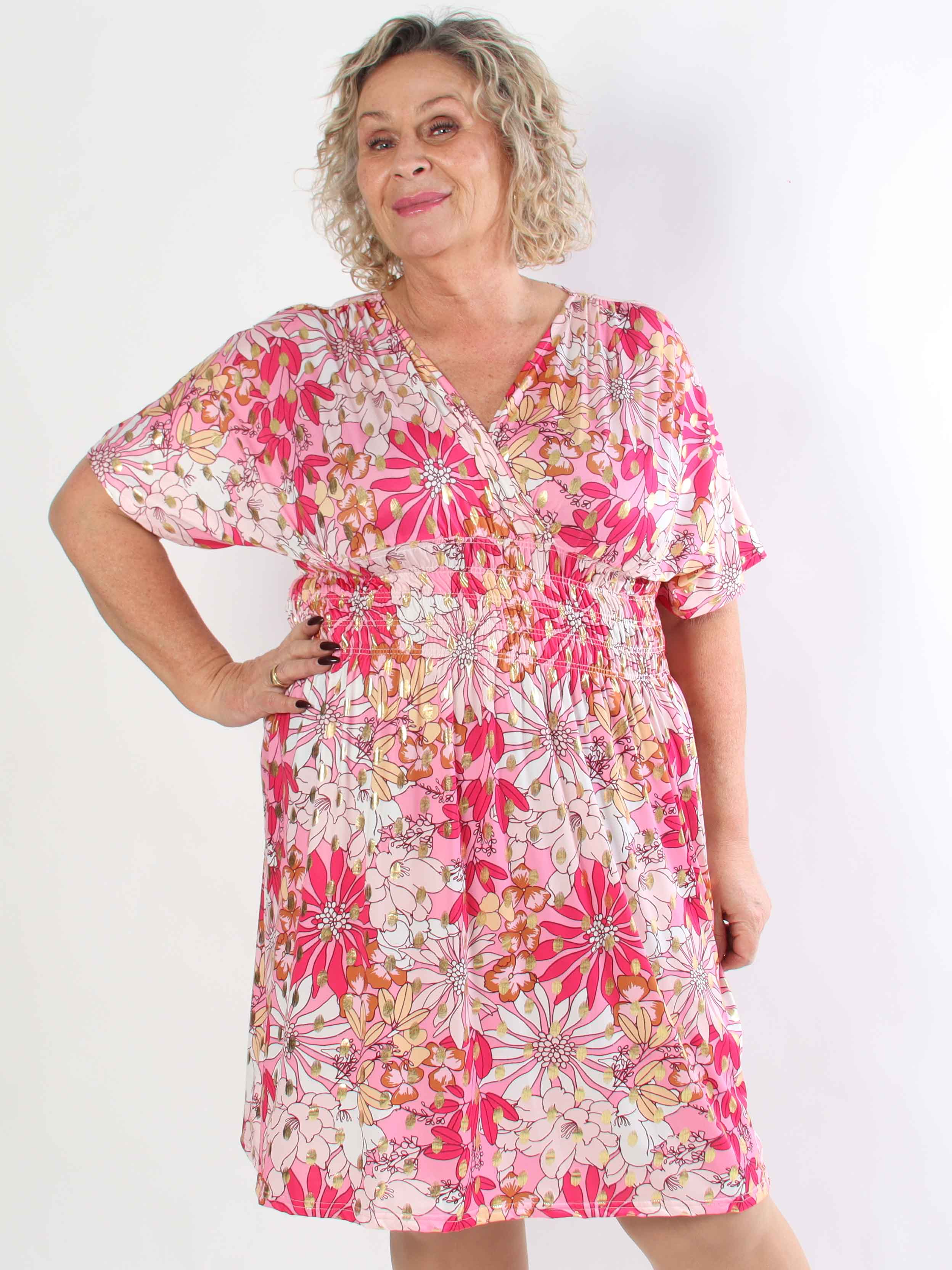 Pams Bloomfall Short - Elastisk plus size kjole med blomstermotiver og guld dutter