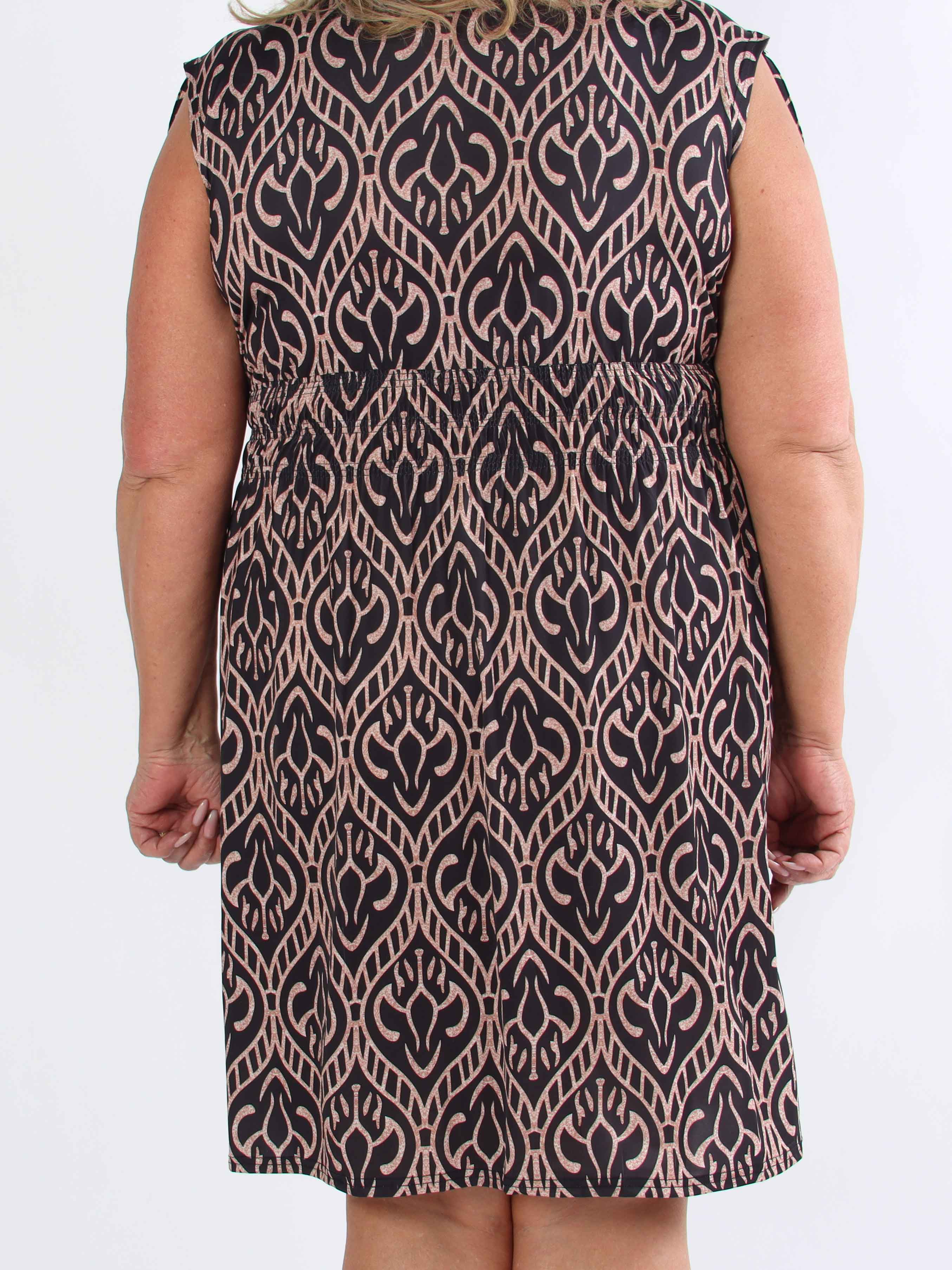 Pams Boho Short - Kort elastisk plus size kjole i krølfrit stof