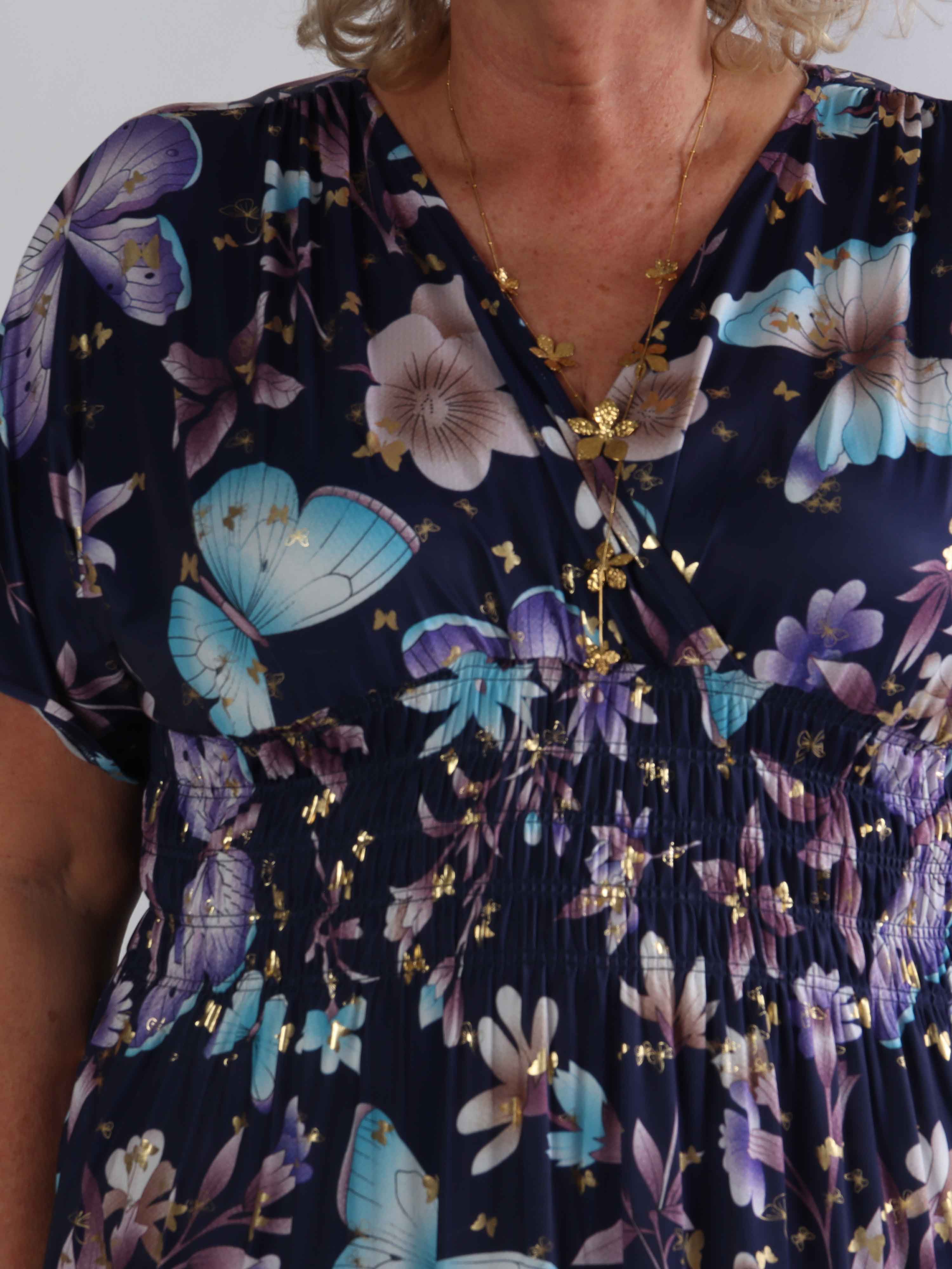 Pams Fairytale - Lang plus size kjole i fint blomster- og sommerfugleprint