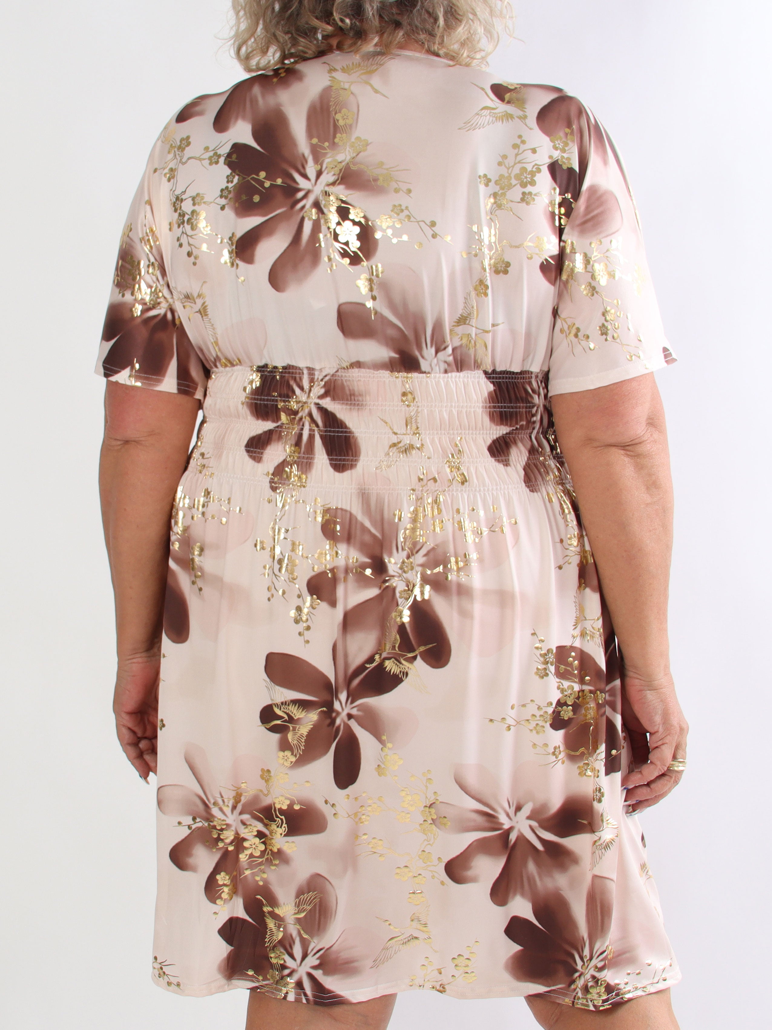 Pams Fleur Short - Plus size kjole med smock og japansk inspireret gulddetaljer