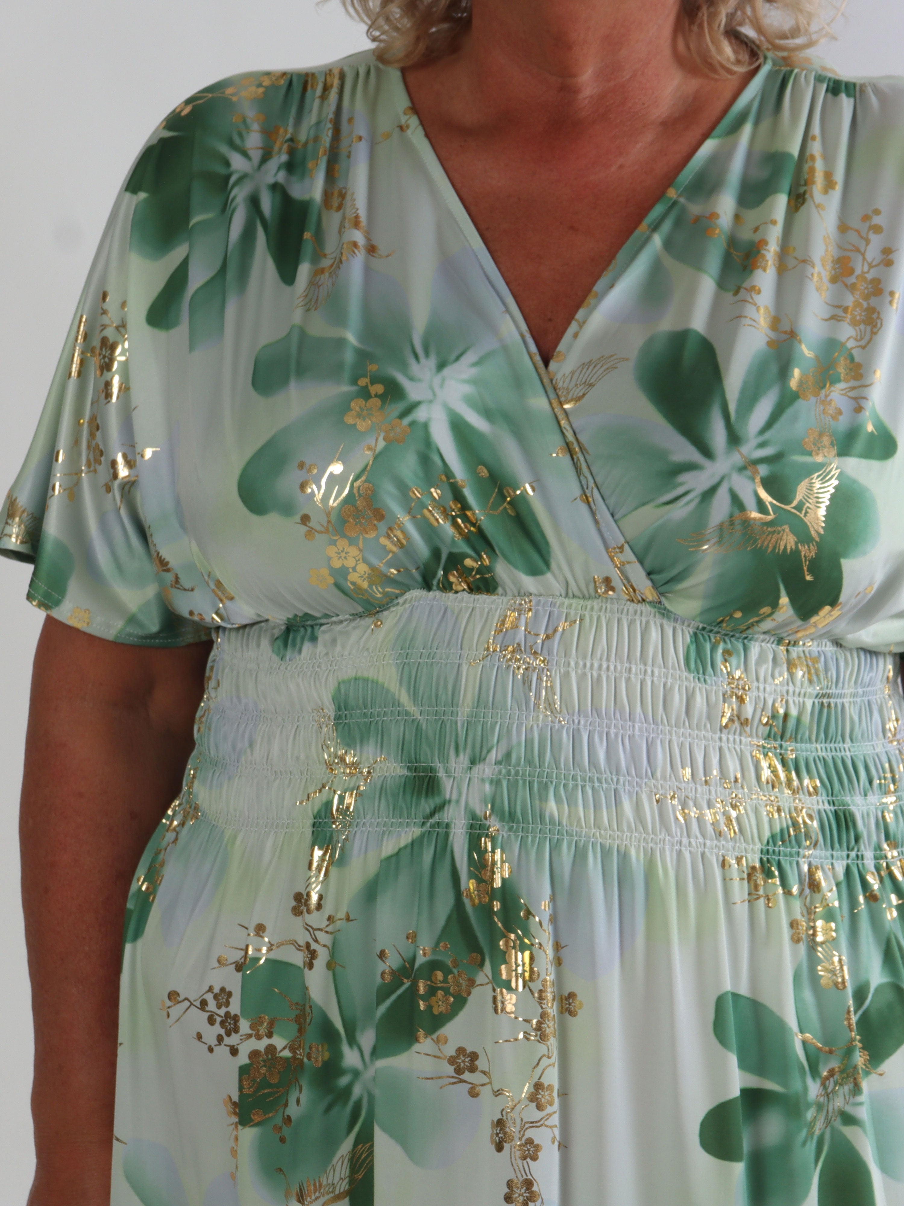 Pams Fleur Short - Plus size kjole med smock og japansk inspireret gulddetaljer