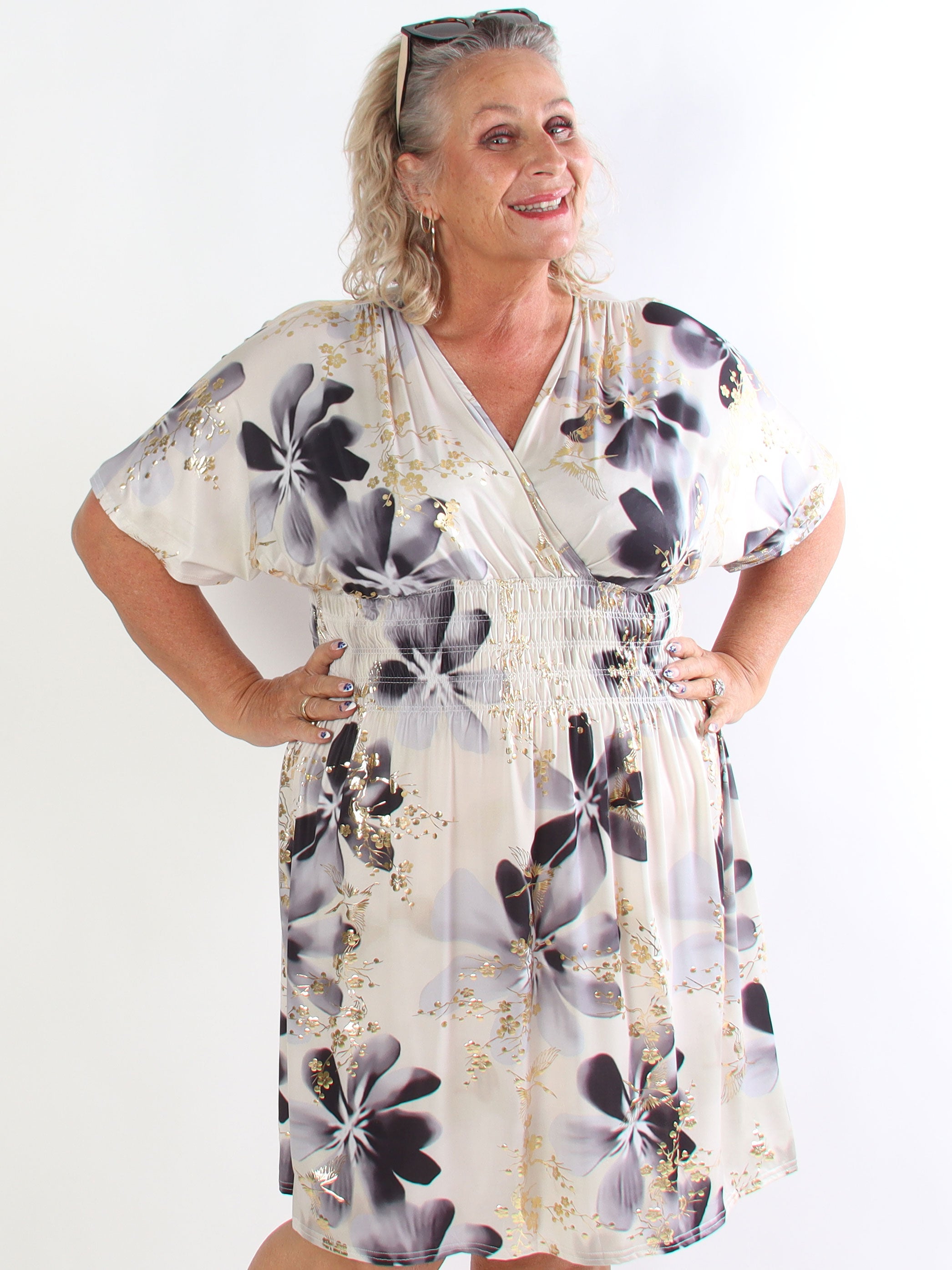Pams Fleur Short - Plus size kjole med smock og japansk inspireret gulddetaljer