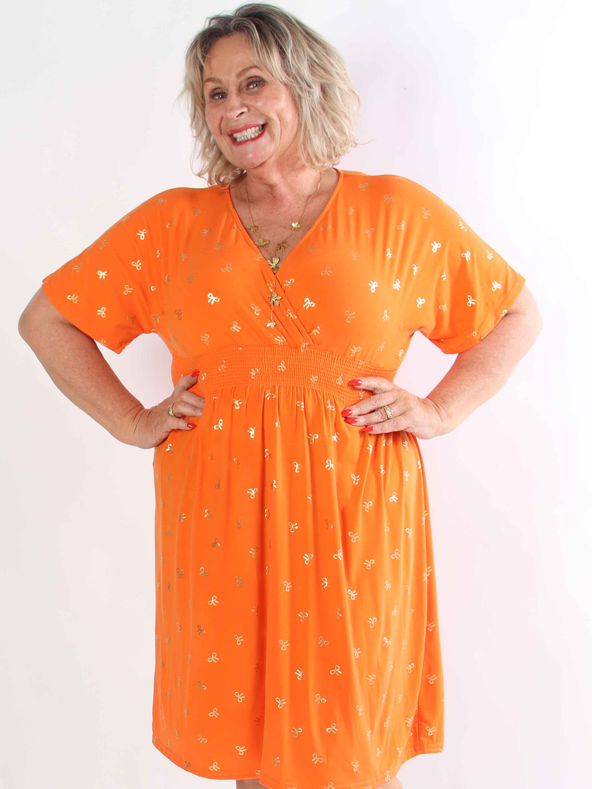 Pams Gold Bow Short - Plus size kjole med smock i livet og fine guld sløjfer