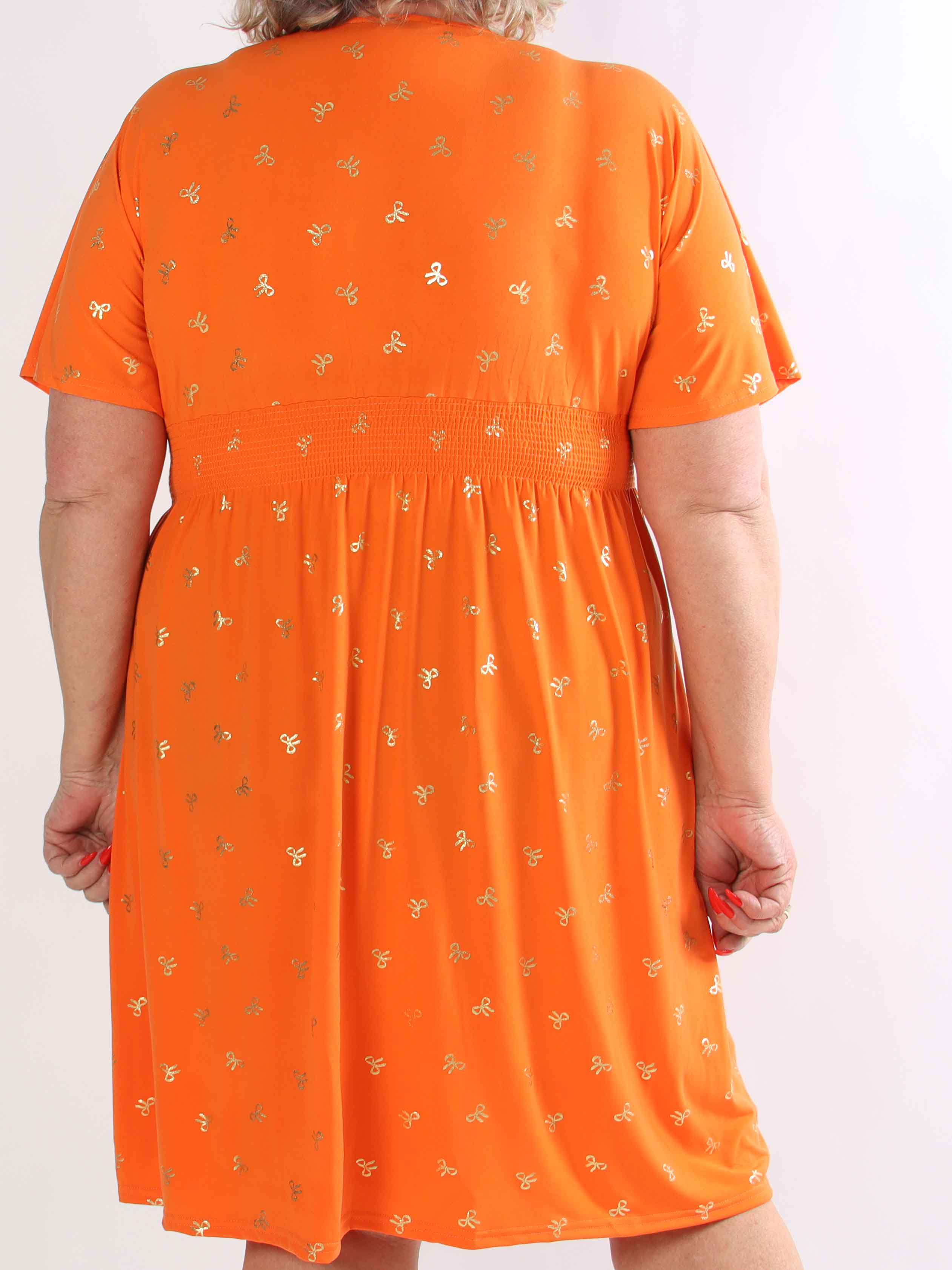 Pams Gold Bow Short - Plus size kjole med smock i livet og fine guld sløjfer
