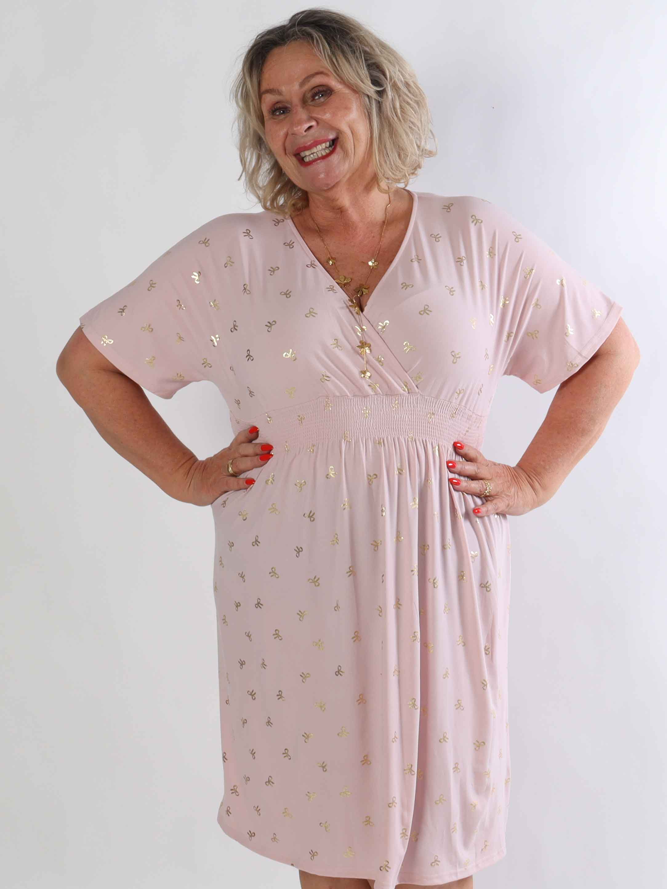 Pams Gold Bow Short - Plus size kjole med smock i livet og fine guld sløjfer