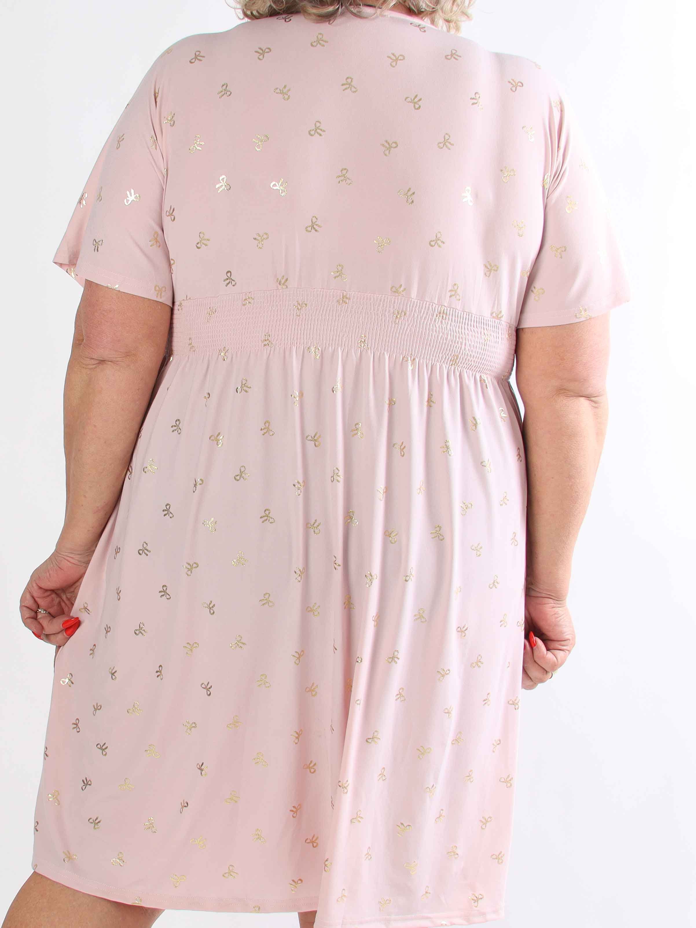 Pams Gold Bow Short - Plus size kjole med smock i livet og fine guld sløjfer