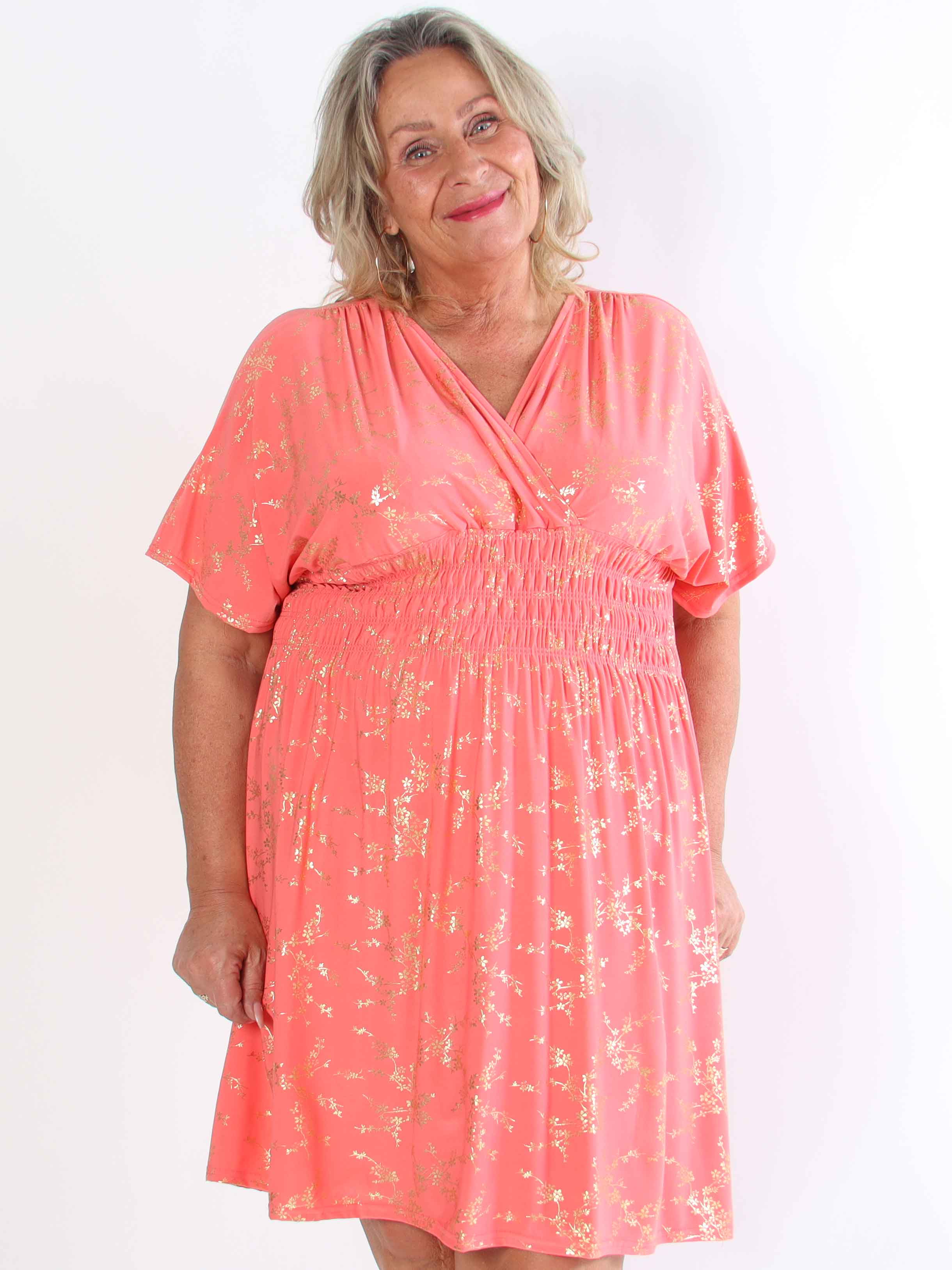 Pams Gold Short - Elastisk plus size kjole detaljeret med guld blomster
