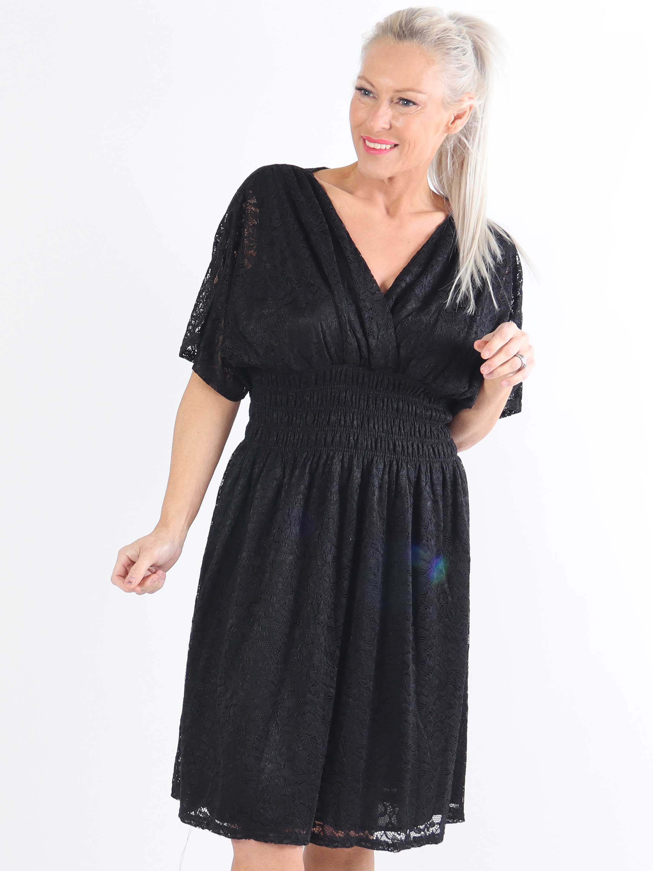 Pams Lace Short S/S - Kort plus size blondekjole med korte ærmer