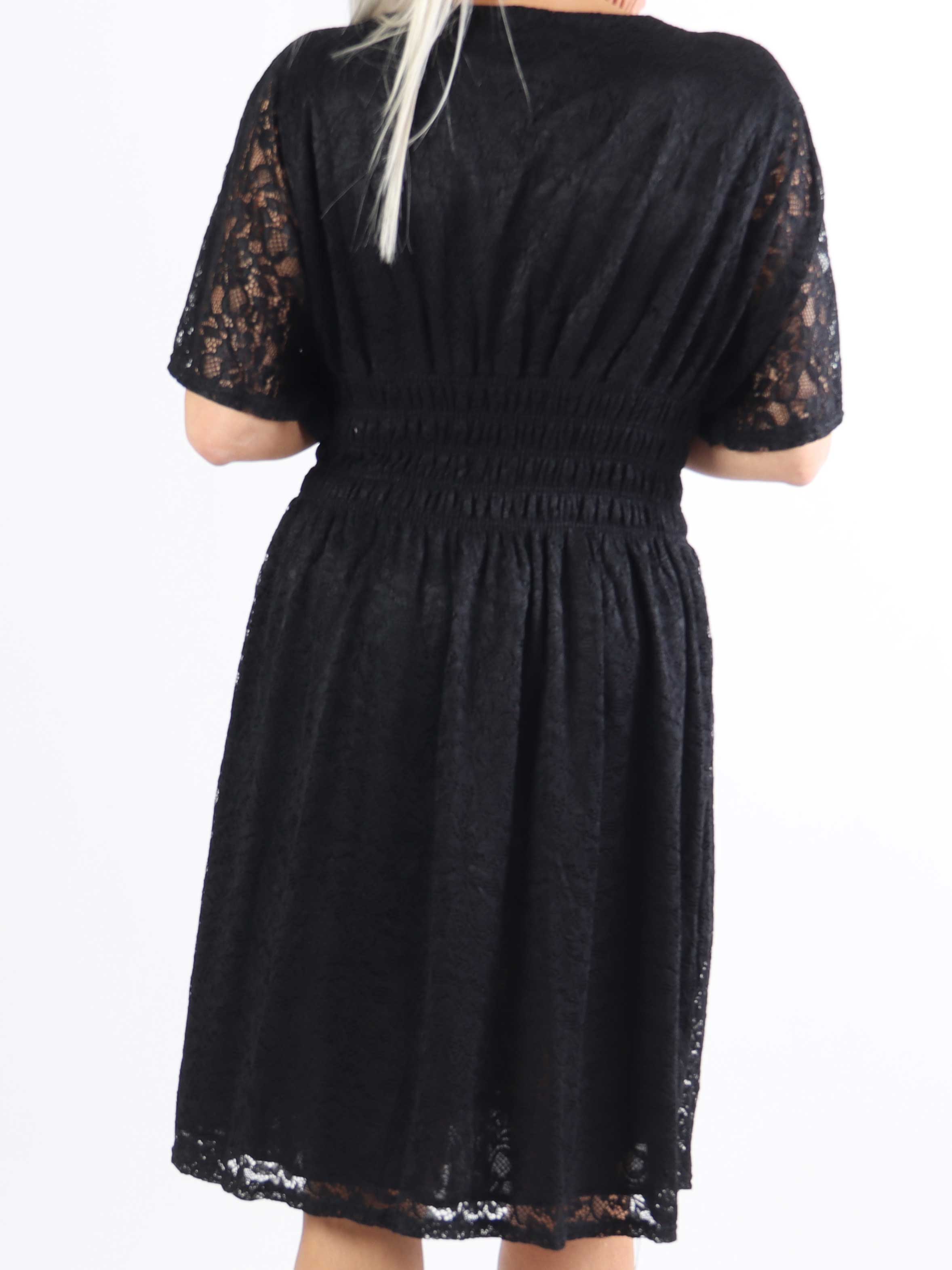 Pams Lace Short S/S - Kort plus size blondekjole med korte ærmer