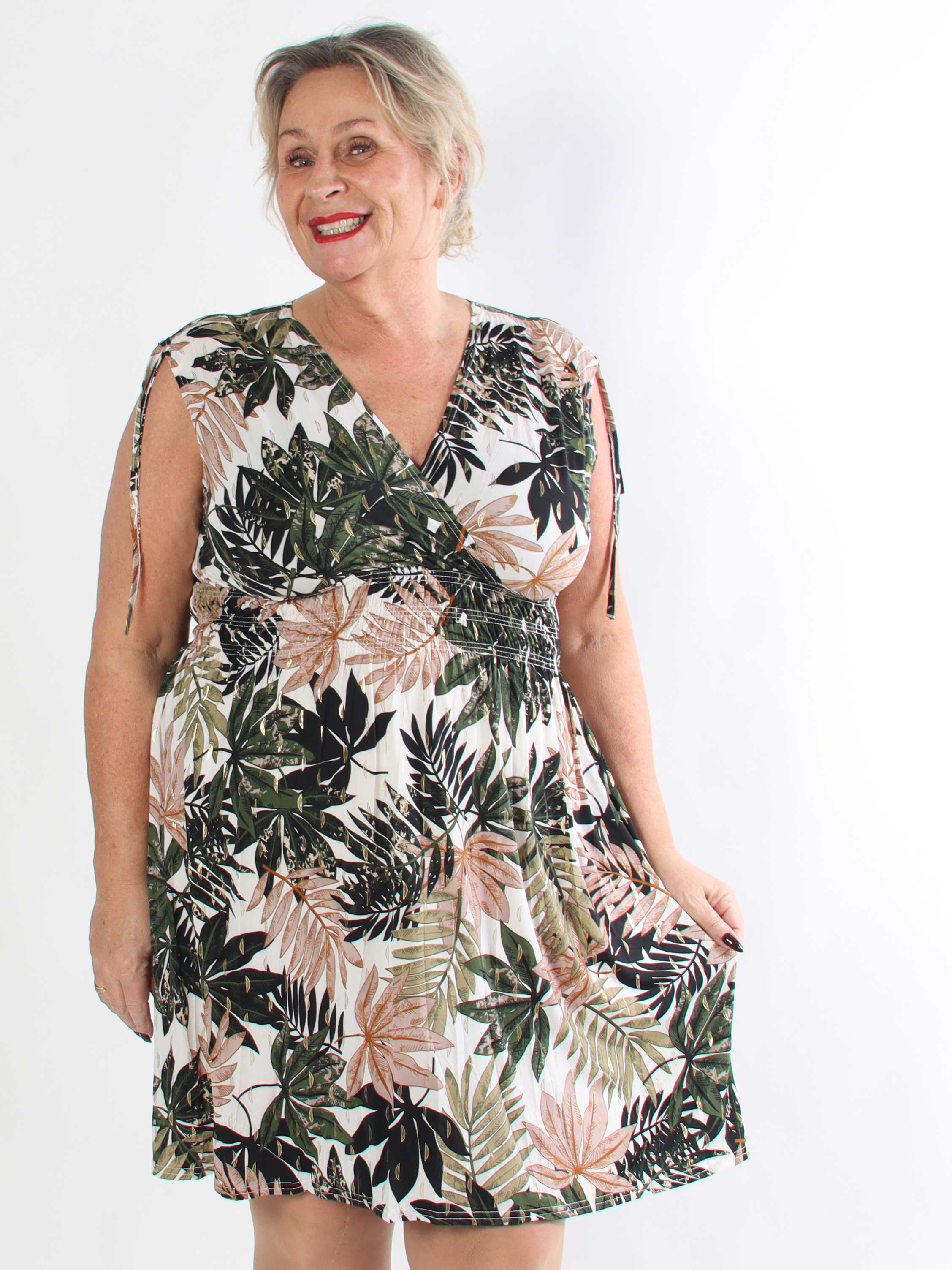 Pams Leaf Short - Kort plus size kjole med bladmotiver og guld detaljer