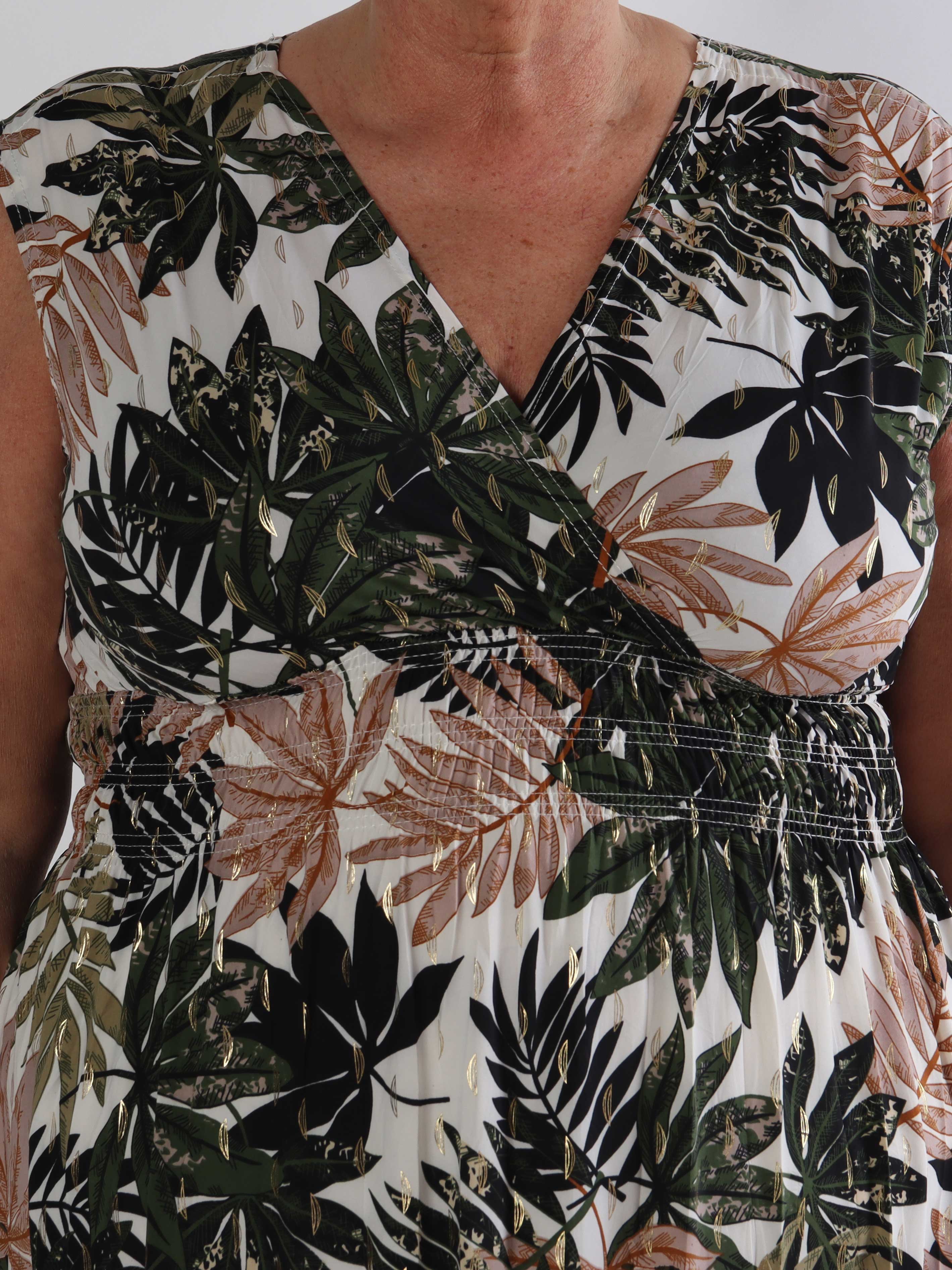 Pams Leaf Short - Kort plus size kjole med bladmotiver og guld detaljer