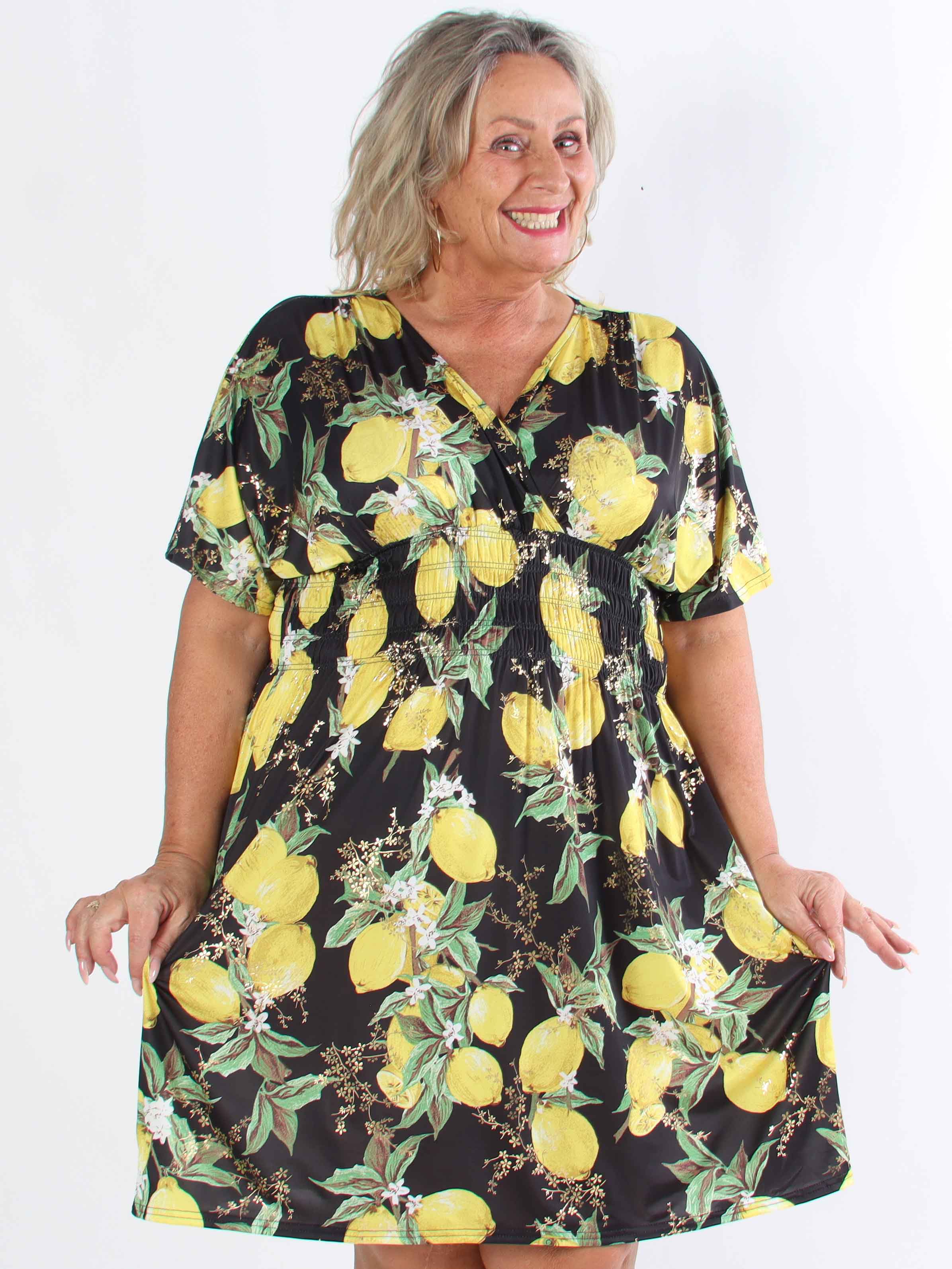 Pams Lemon Short - Plus size kjole med citroner og guld detaljer